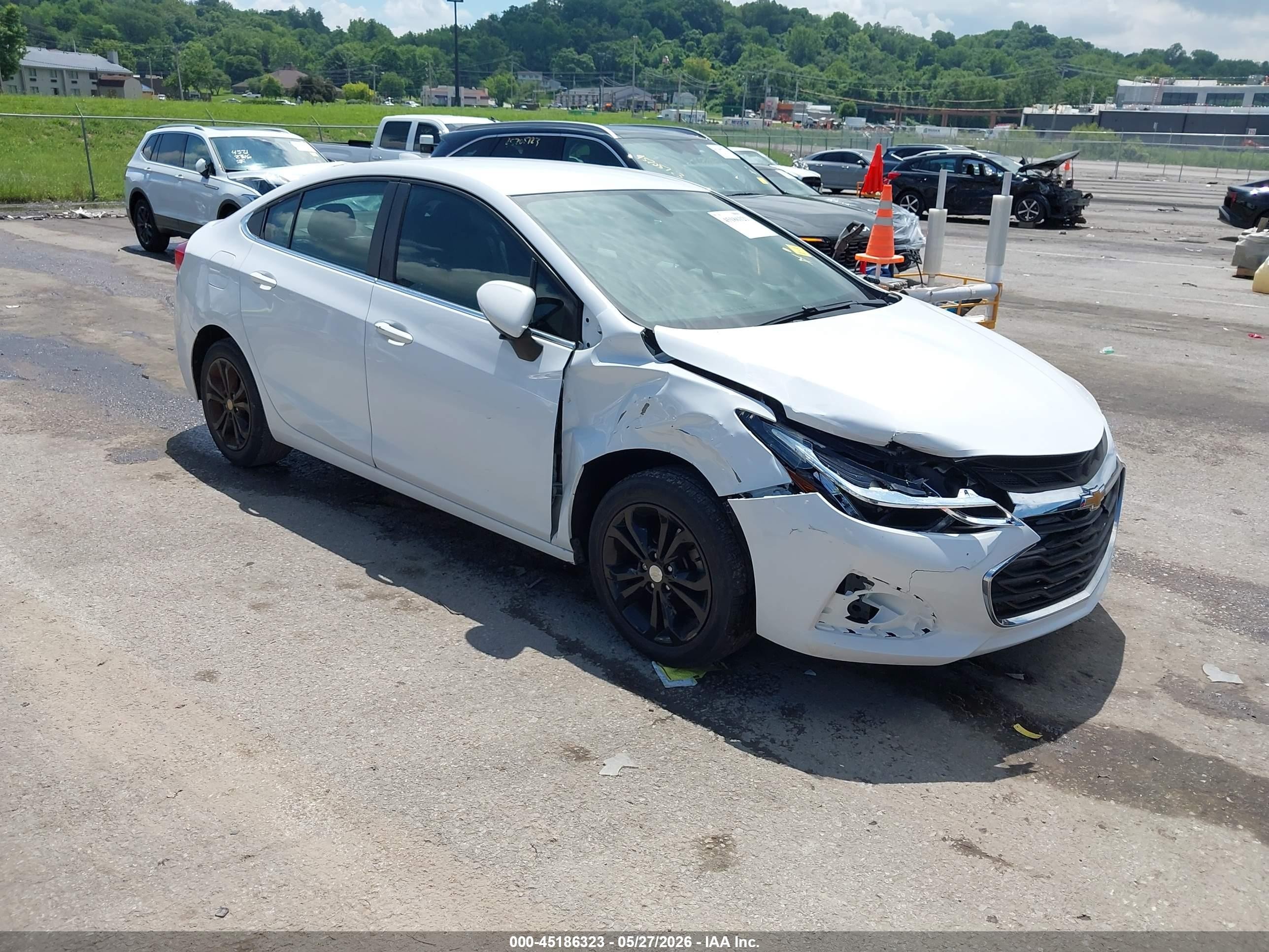 2019 Chevrolet Cruze LT, VIN 1G1BE5SM2K7107237 — Перед