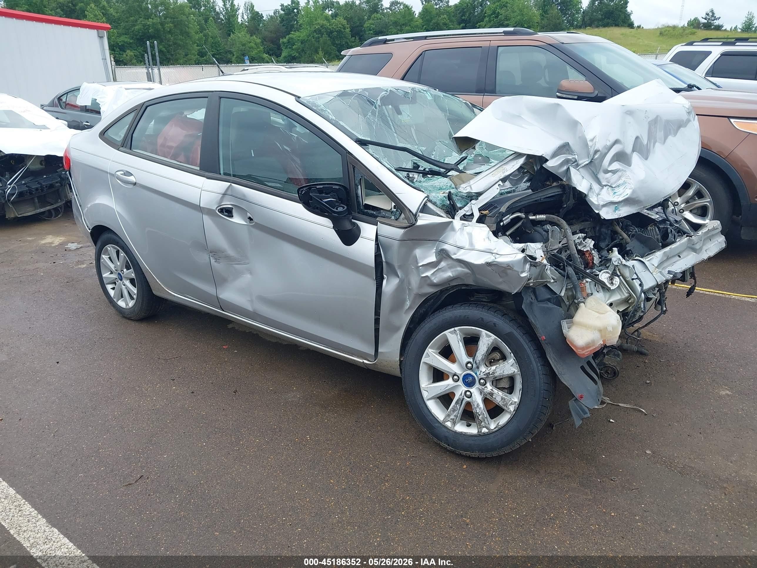 2012 Ford Fiesta SE, VIN 3FADP4BJ0CM117546 — Front end