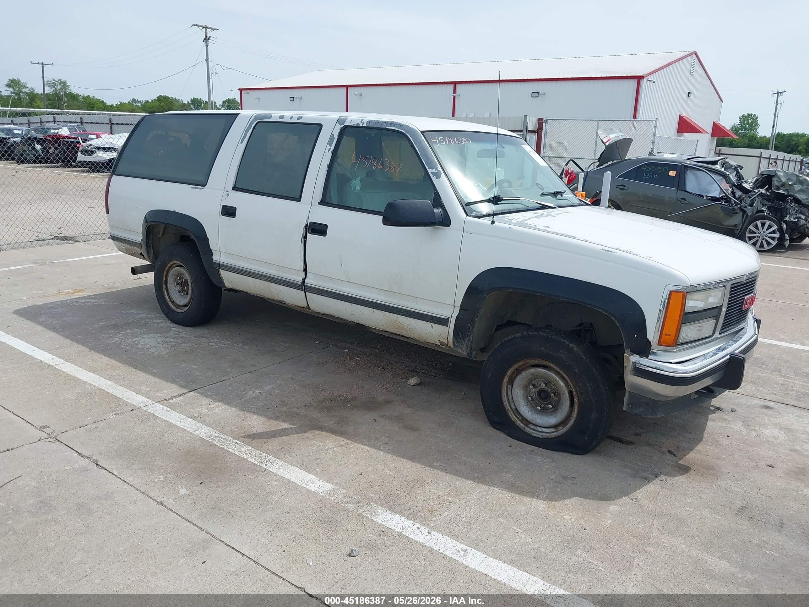 1993 GMC Suburban, VIN 1GKFK16K9PJ718867 — Front end