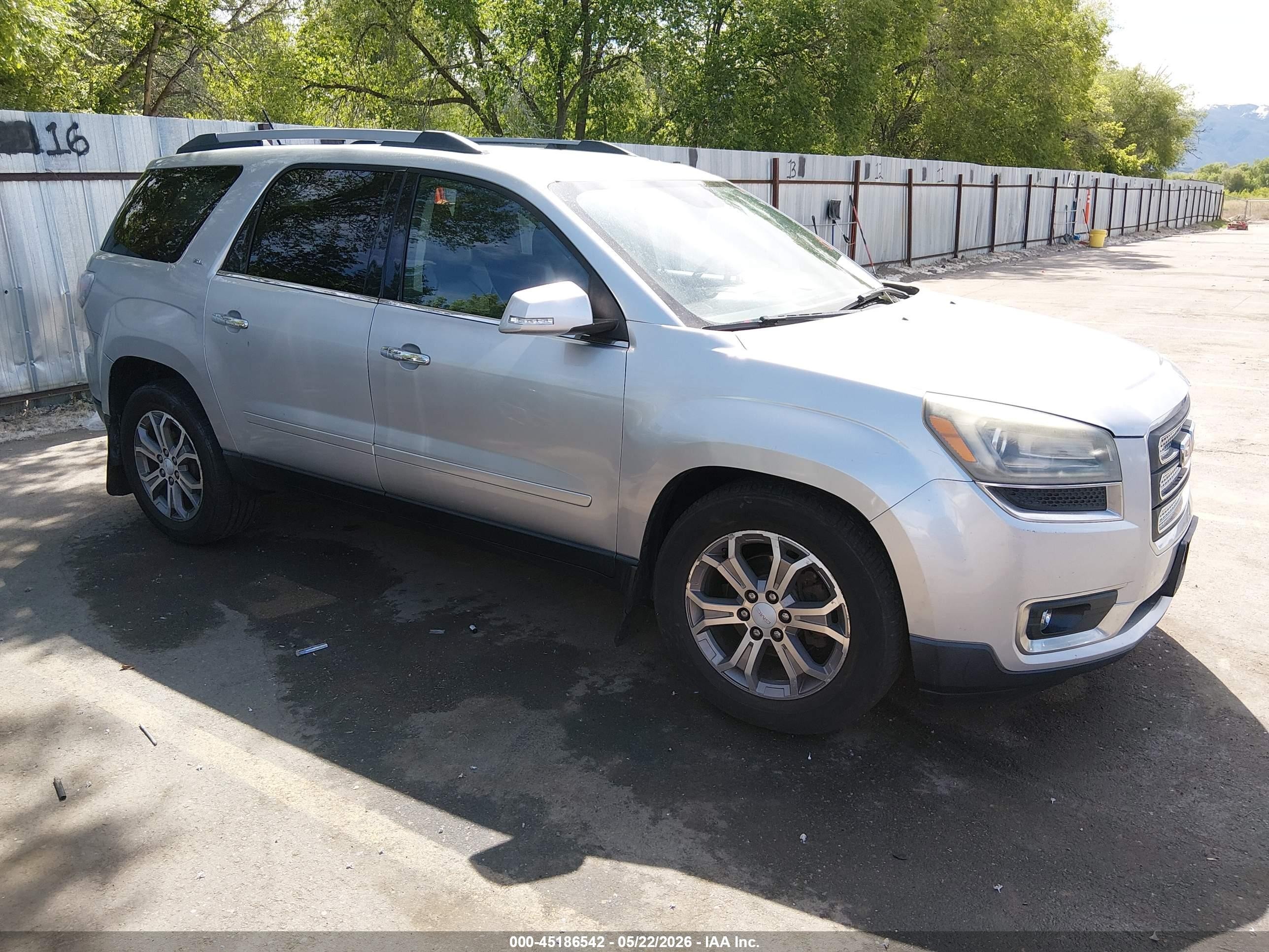 2013 GMC Acadia SLT, VIN 1GKKVRKD1DJ256361 — Перед