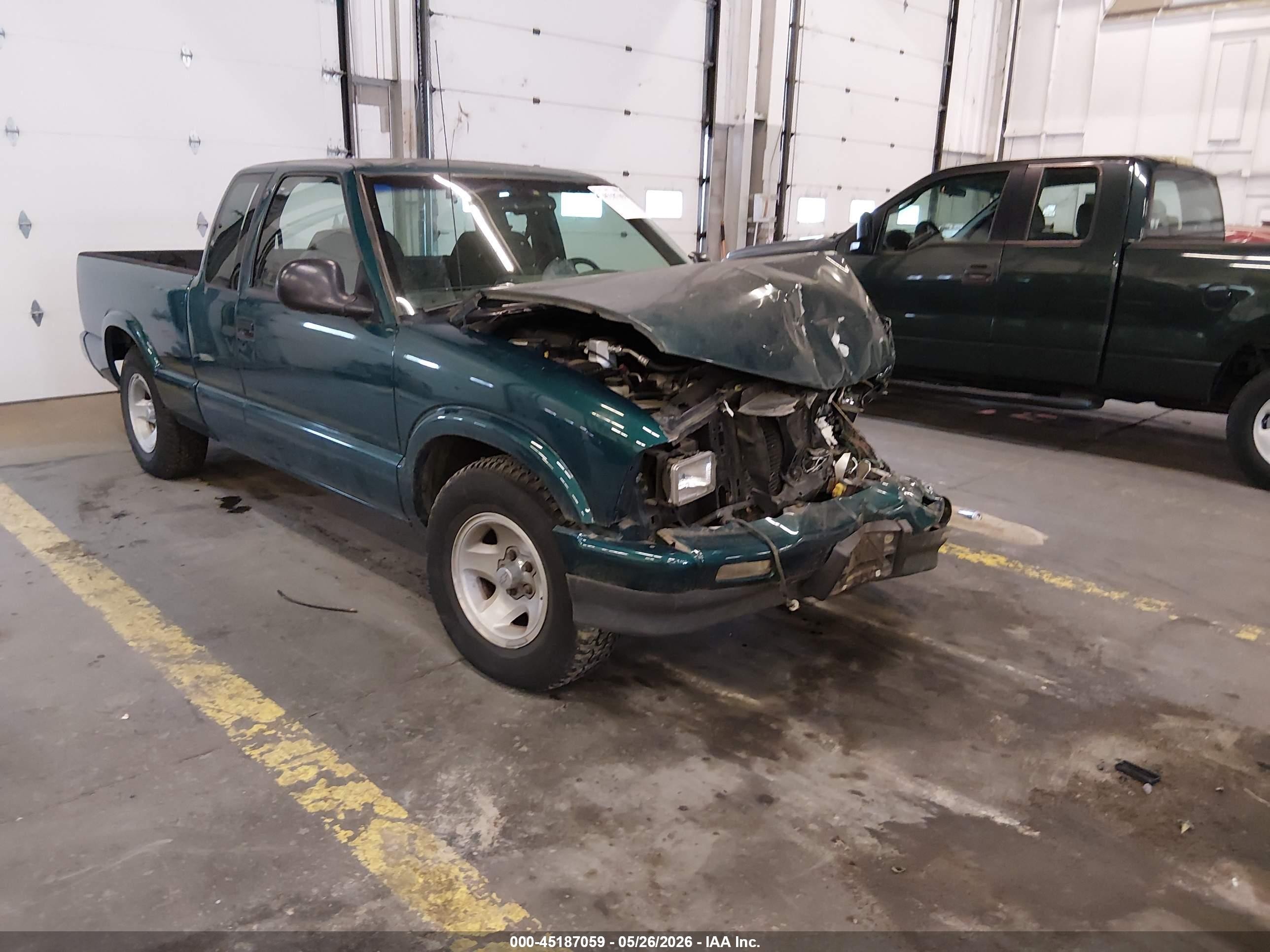 1997 Chevrolet S-10 LS, VIN 1GCCS19X0V8185558 — Front end