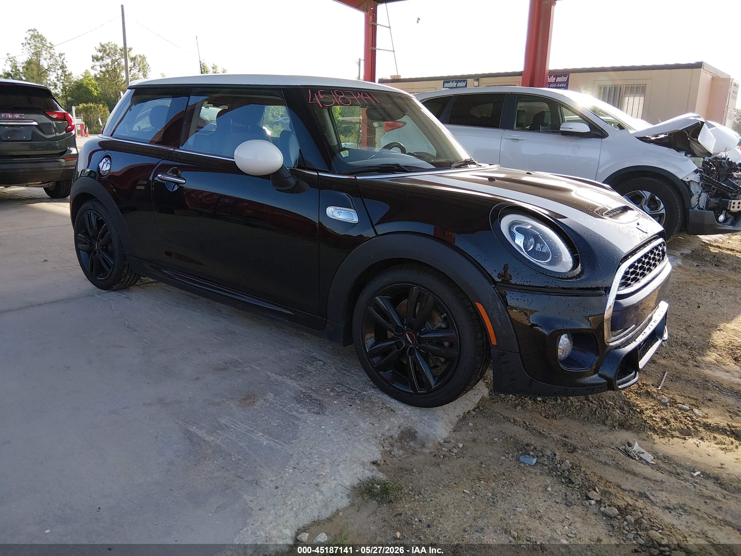 2016 MINI Hardtop S, VIN WMWXP7C51G3B49780 — Перед