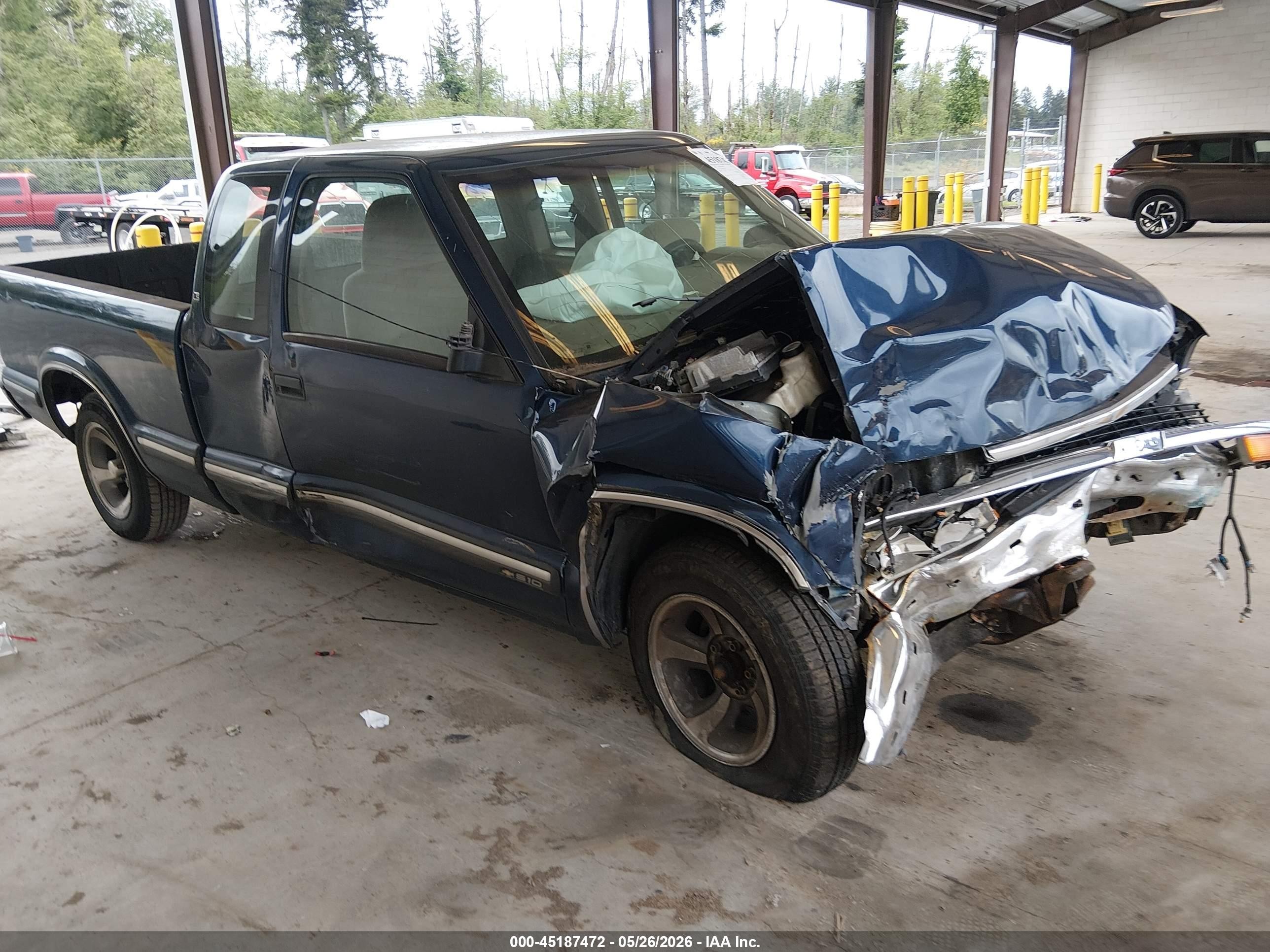 1998 Chevrolet S-10 LS, VIN 1GCCS1947W8233550 — Front end