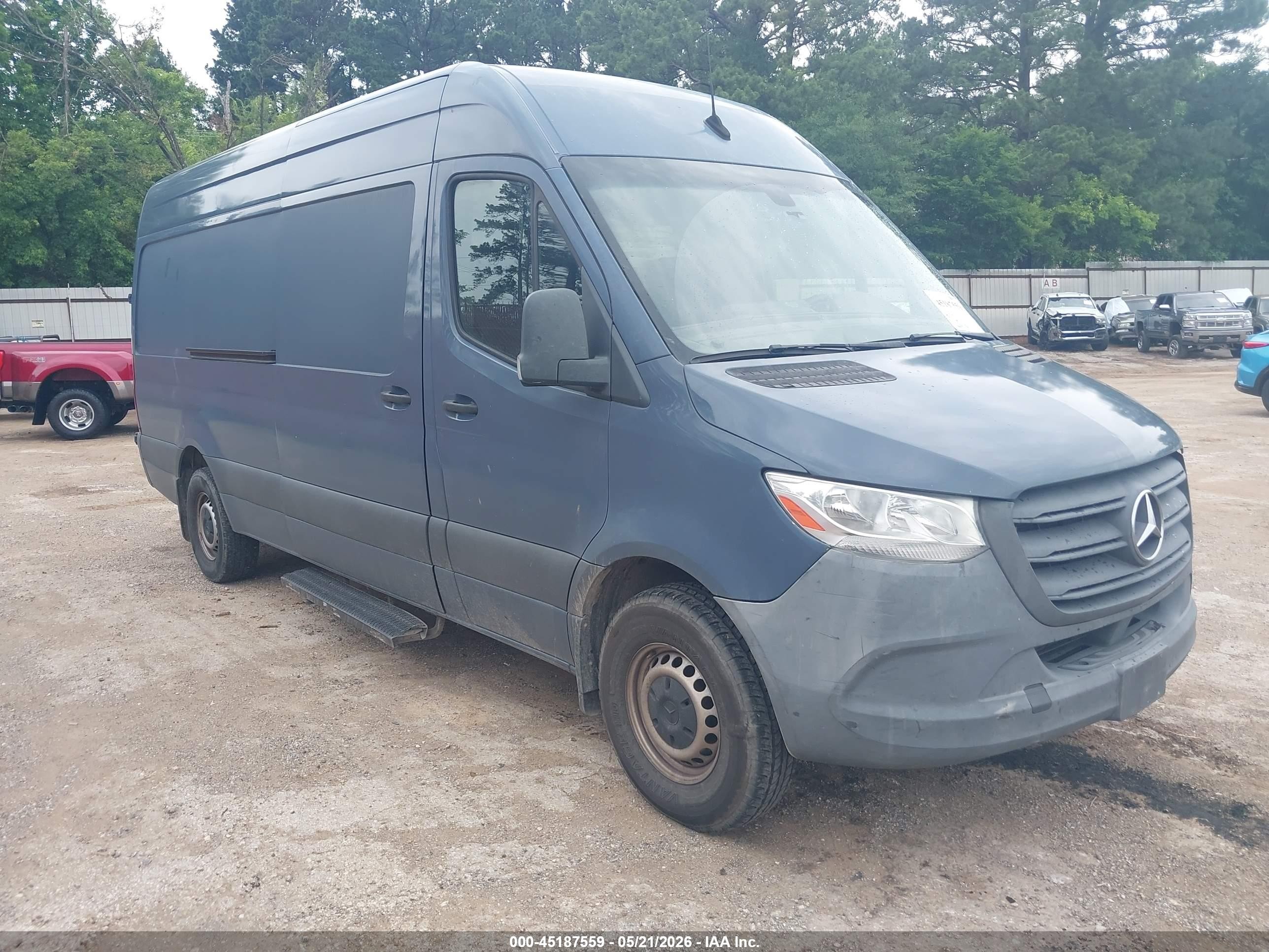 2019 Mercedes-Benz Sprinter Cargo, VIN WD4PF1CD3KT012264 — Бок