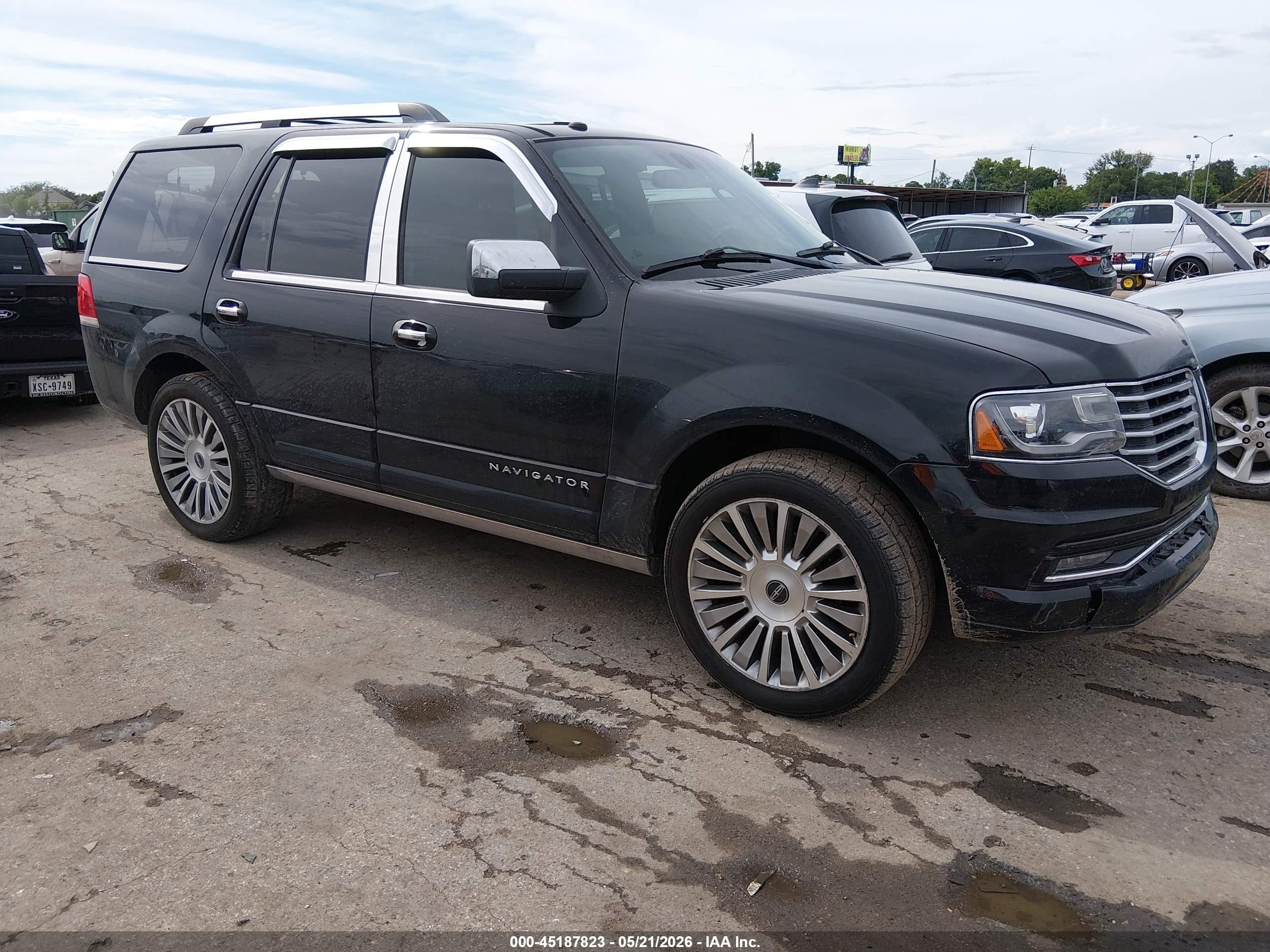 2016 Lincoln Navigator Reserve, VIN 5LMJJ2KT7GEL00337 — Rear end