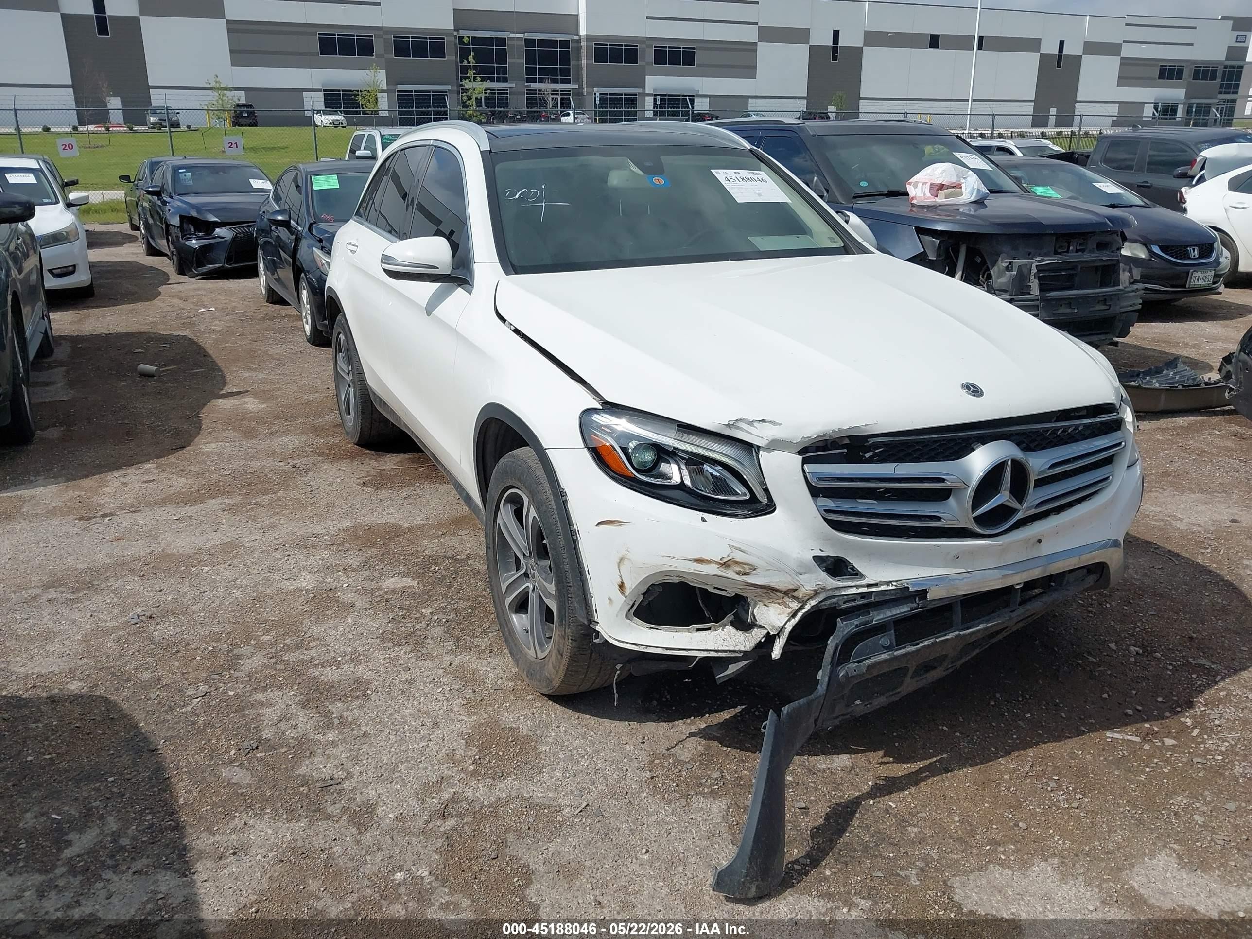 2019 Mercedes-Benz GLC 300, VIN WDC0G4JB3K1000939 — Front end