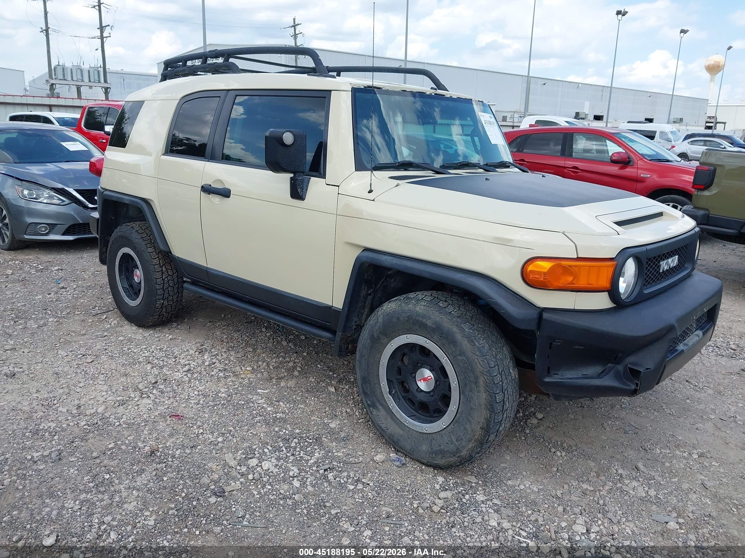 2010 Toyota FJ Cruiser, VIN JTEBU4BF8AK093812 — Front end