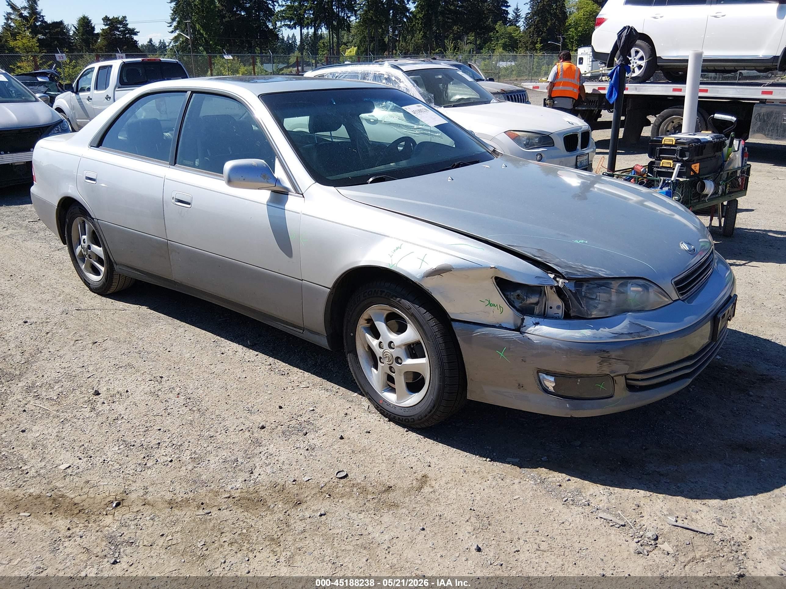 2001 Lexus ES 300, VIN JT8BF28G715111796 — Перед