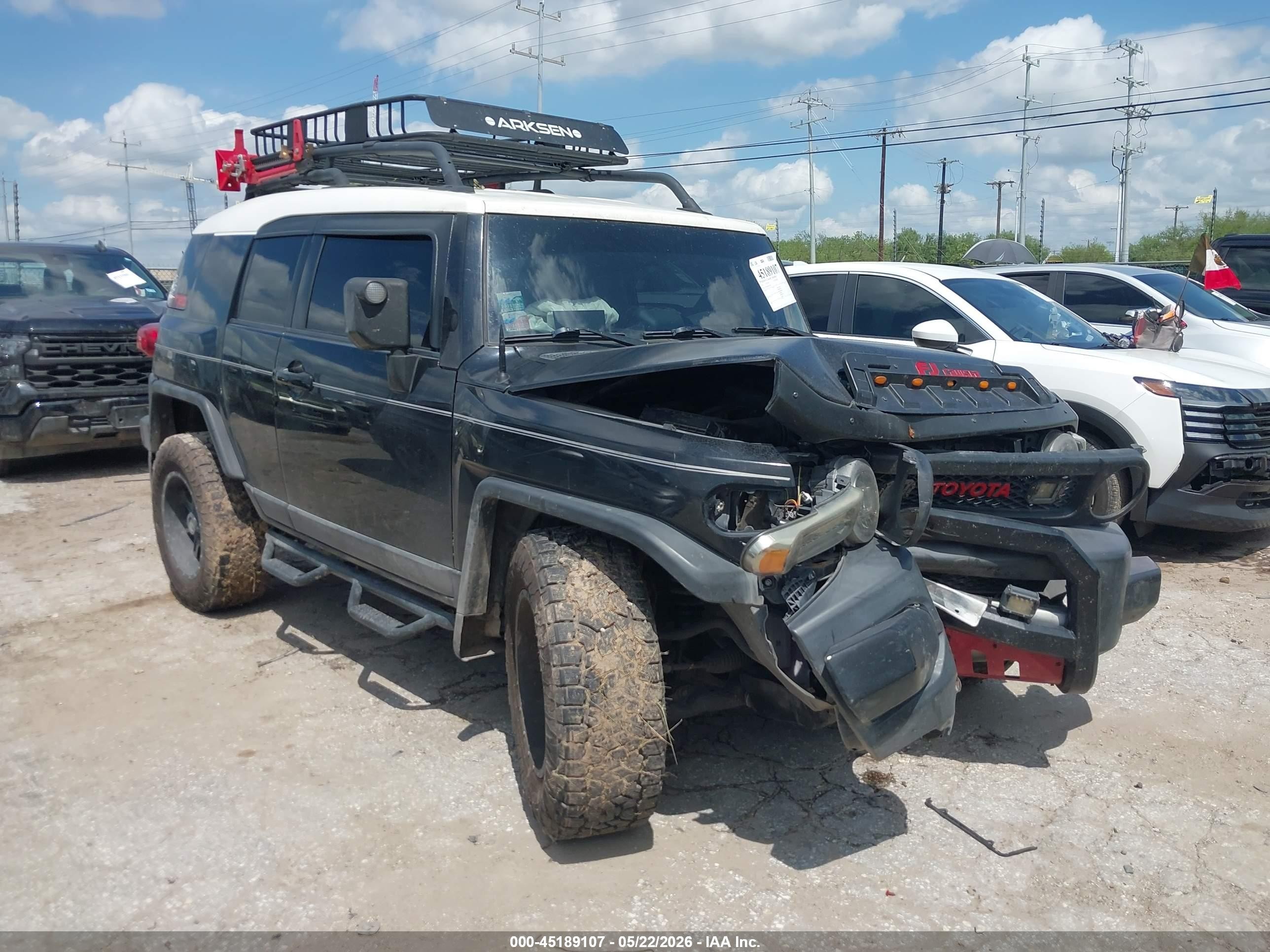 2013 Toyota FJ Cruiser, VIN JTEZU4BF7DK012818 — Front end