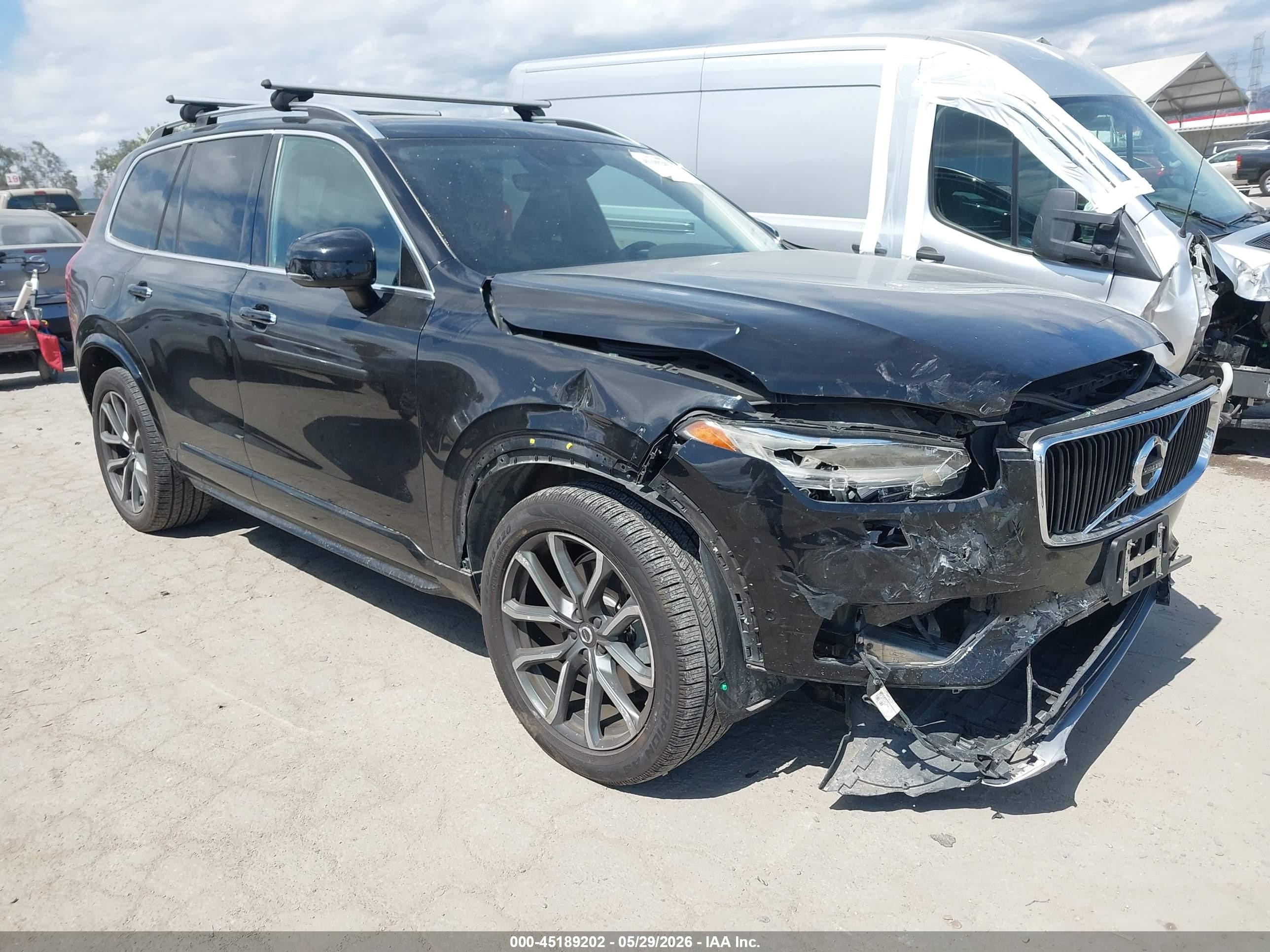 2017 Volvo XC90 Momentum, VIN YV4A22PK6H1130417 — Перед