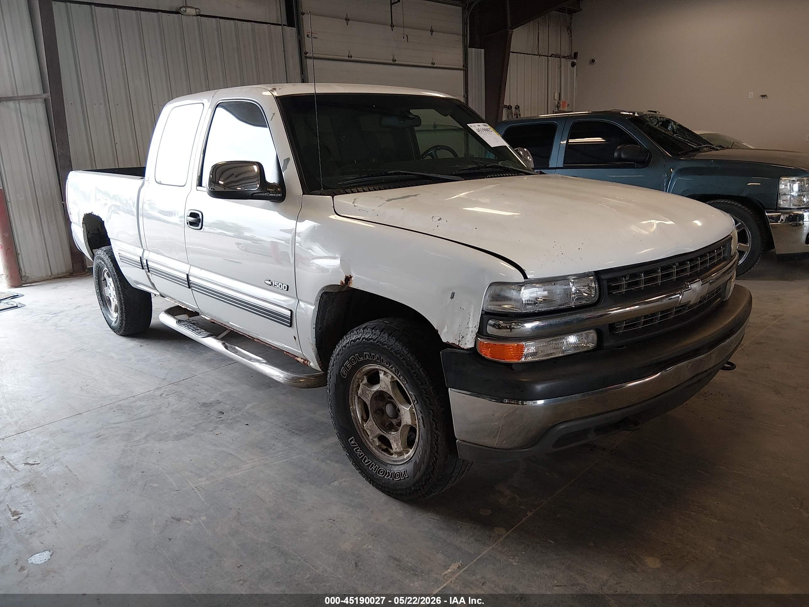 2001 Chevrolet Silverado 1500 LS, VIN 2GCEK19T311358637 — Side