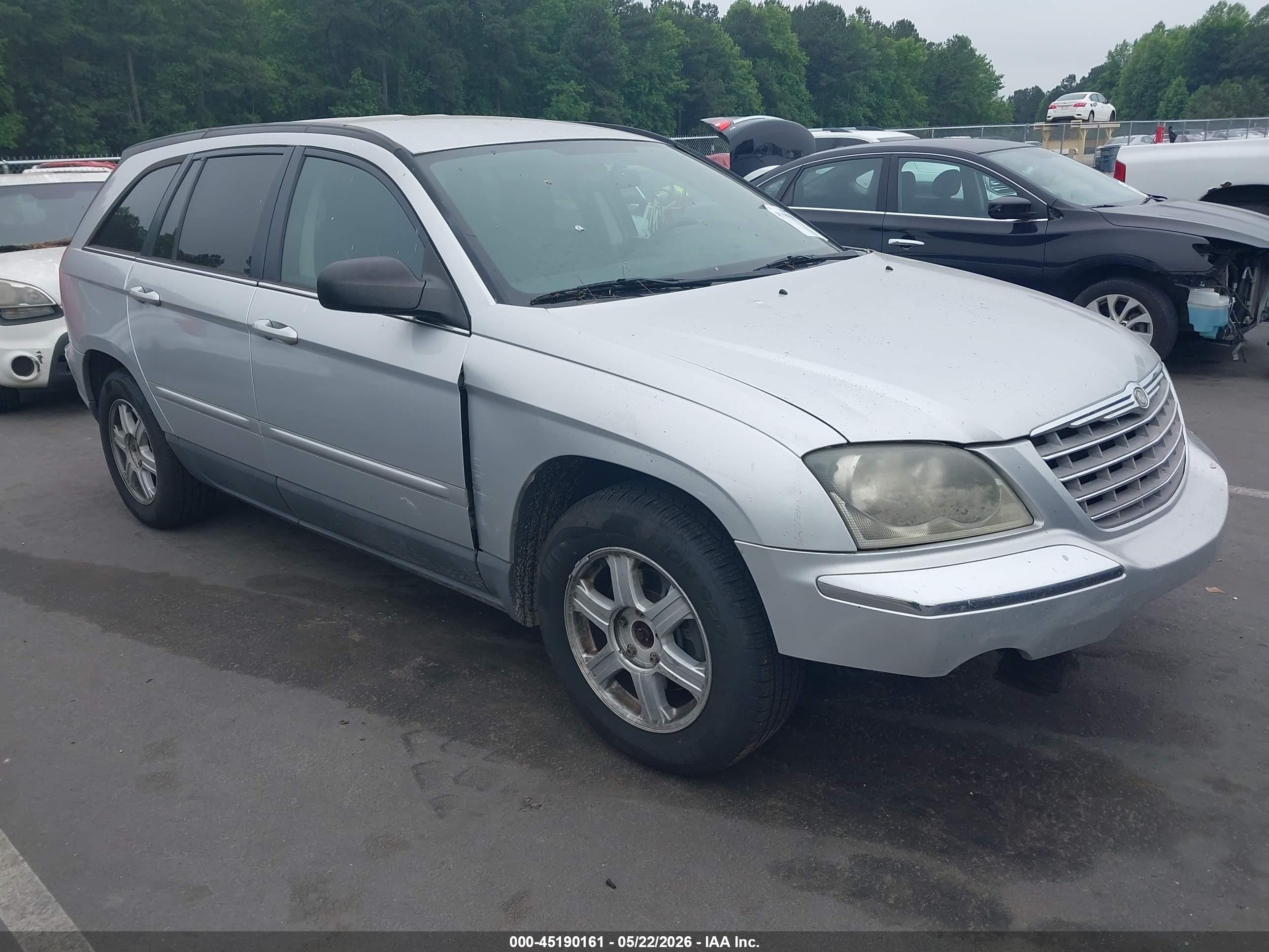 2005 Chrysler Pacifica Touring, VIN 2C4GM68485R655601 — Перед