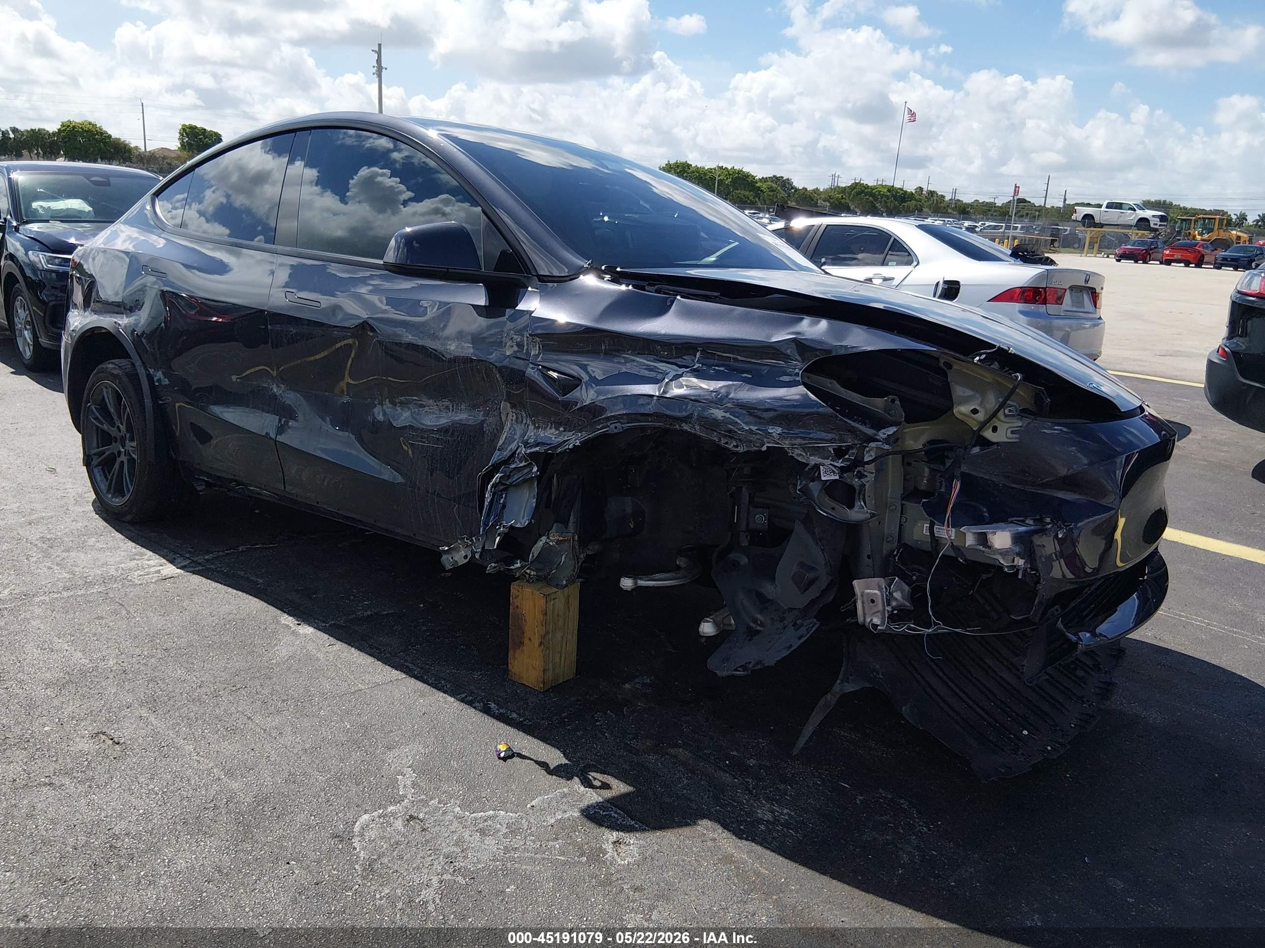 2024 Tesla Model Y Long Range, VIN 7SAYGDEE4RA302562 — Side