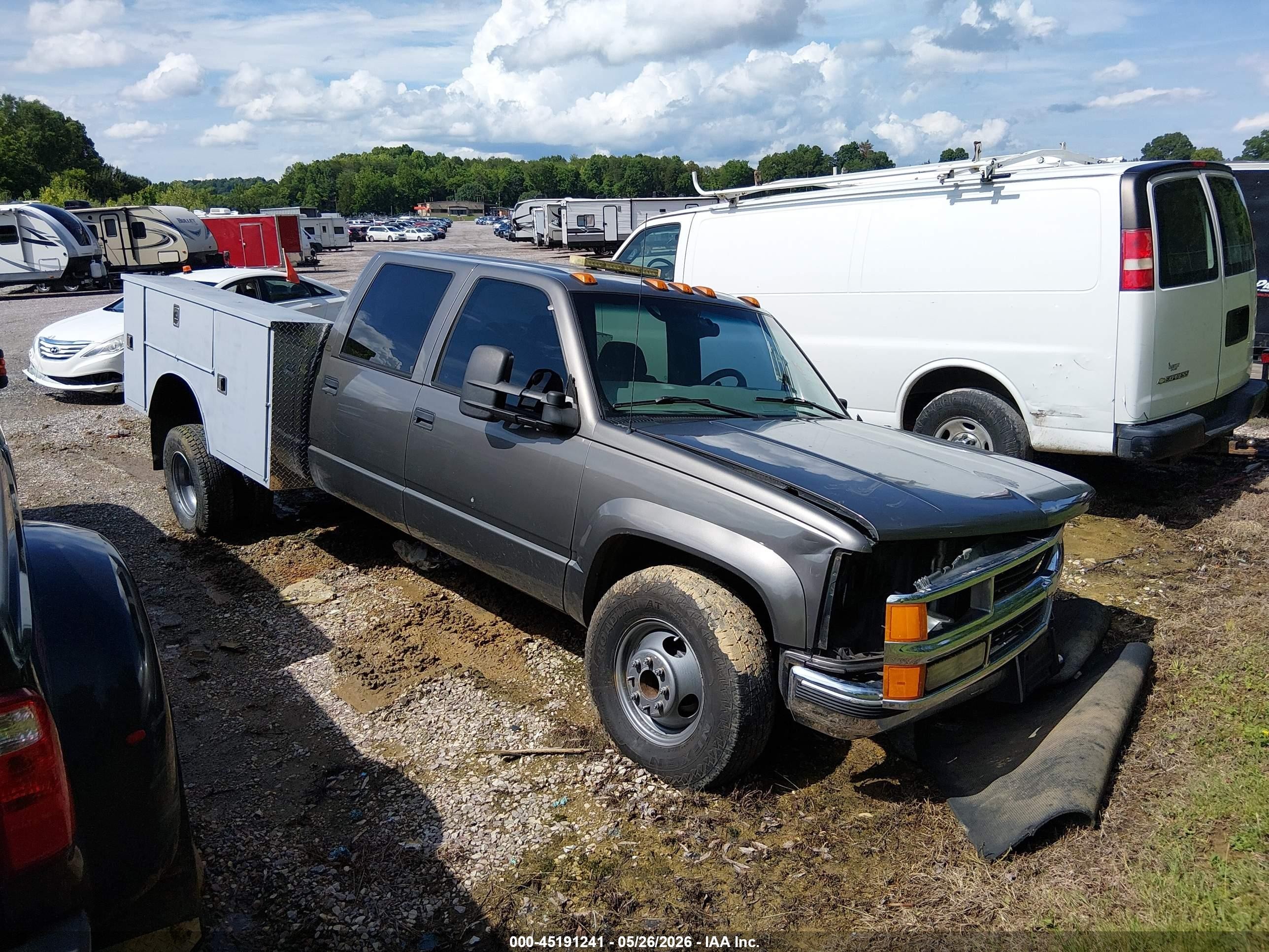1997 Chevrolet Silverado 3500, VIN 1GCHK33J0VF046449 — Front end