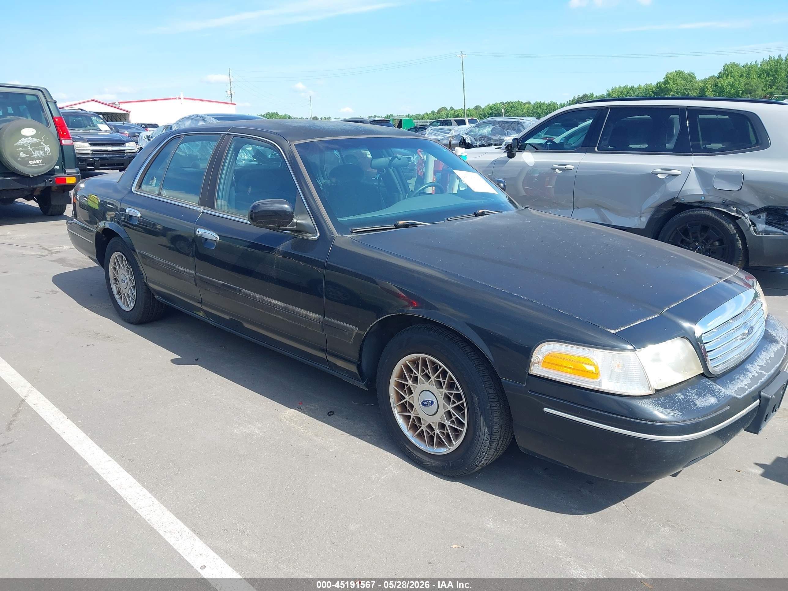 2002 Ford Crown Victoria Standard, VIN 2FAFP73W62X106185 — Normal wear