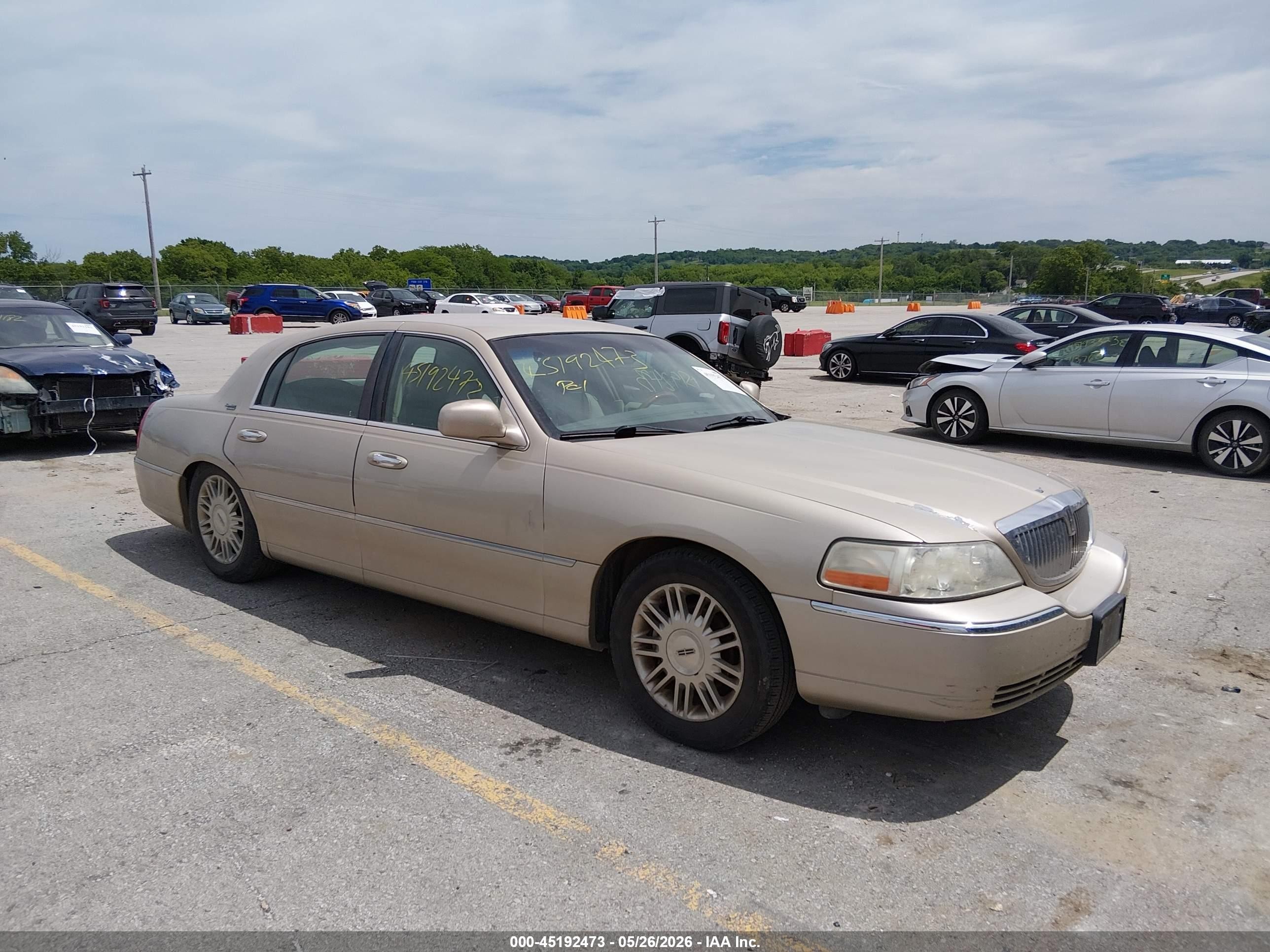 2009 Lincoln Town Car Signature Limited, VIN 2LNHM82V89X631488 — Бок