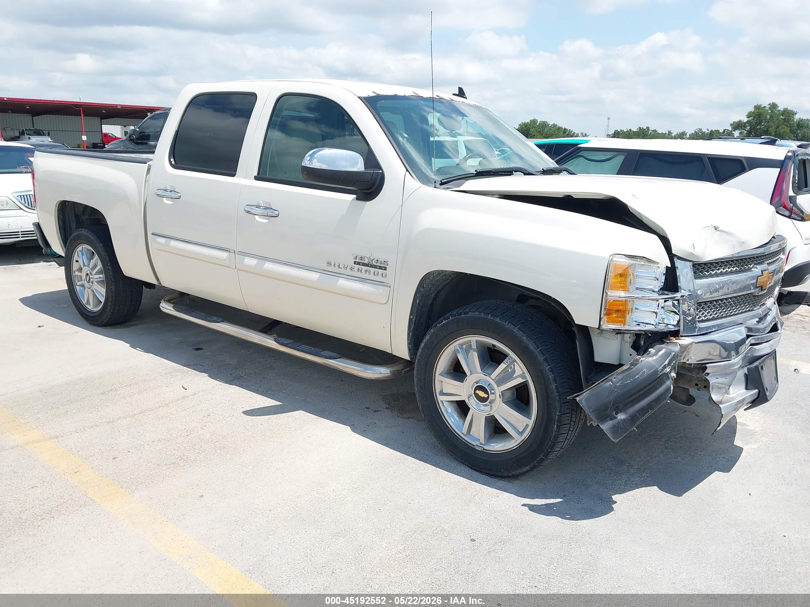 2013 Chevrolet Silverado 1500 LT, VIN 3GCPCSE03DG350525 — Front end