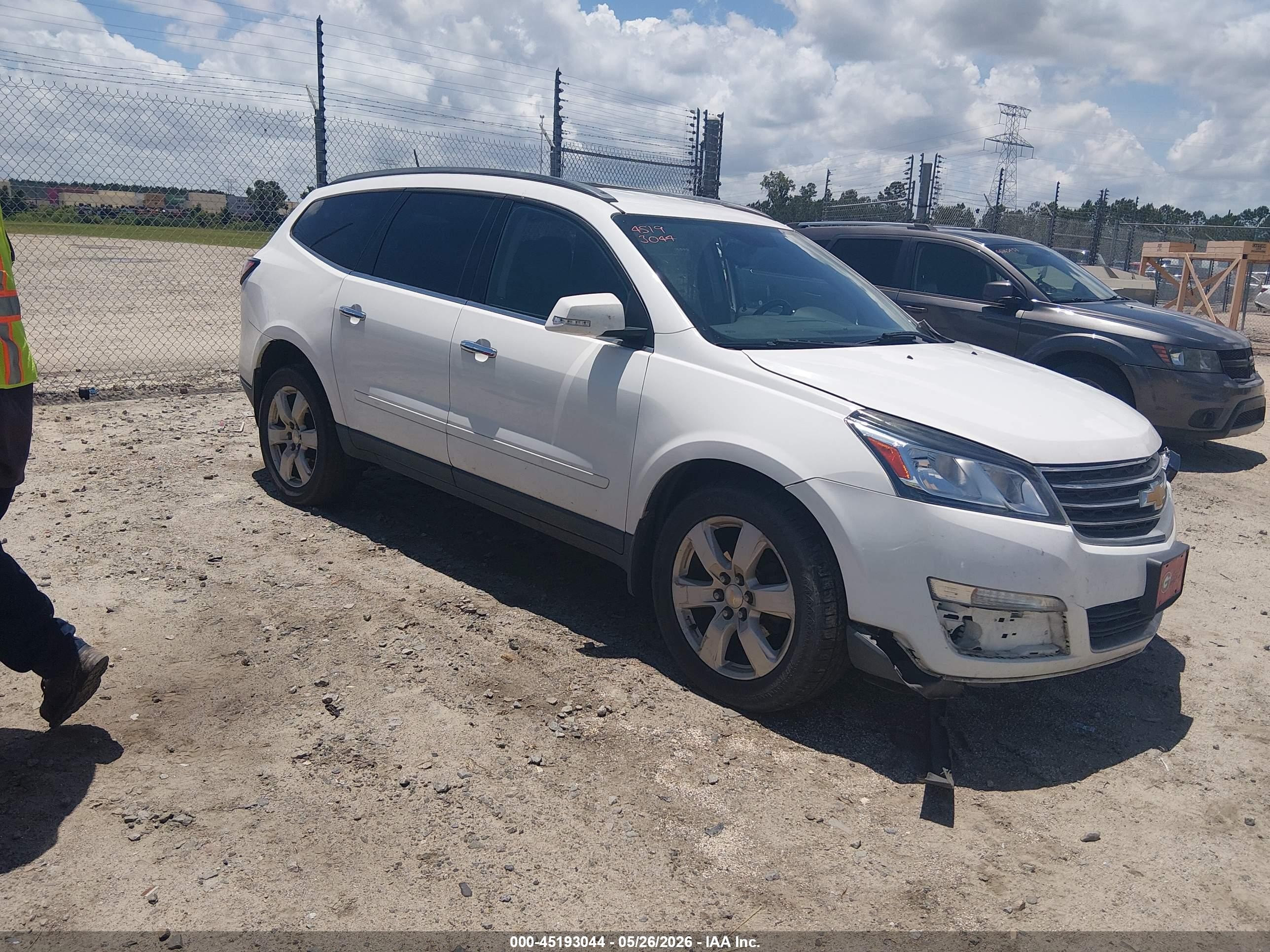 2017 Chevrolet Traverse LT, VIN 1GNKRGKD8HJ346236 — Front end