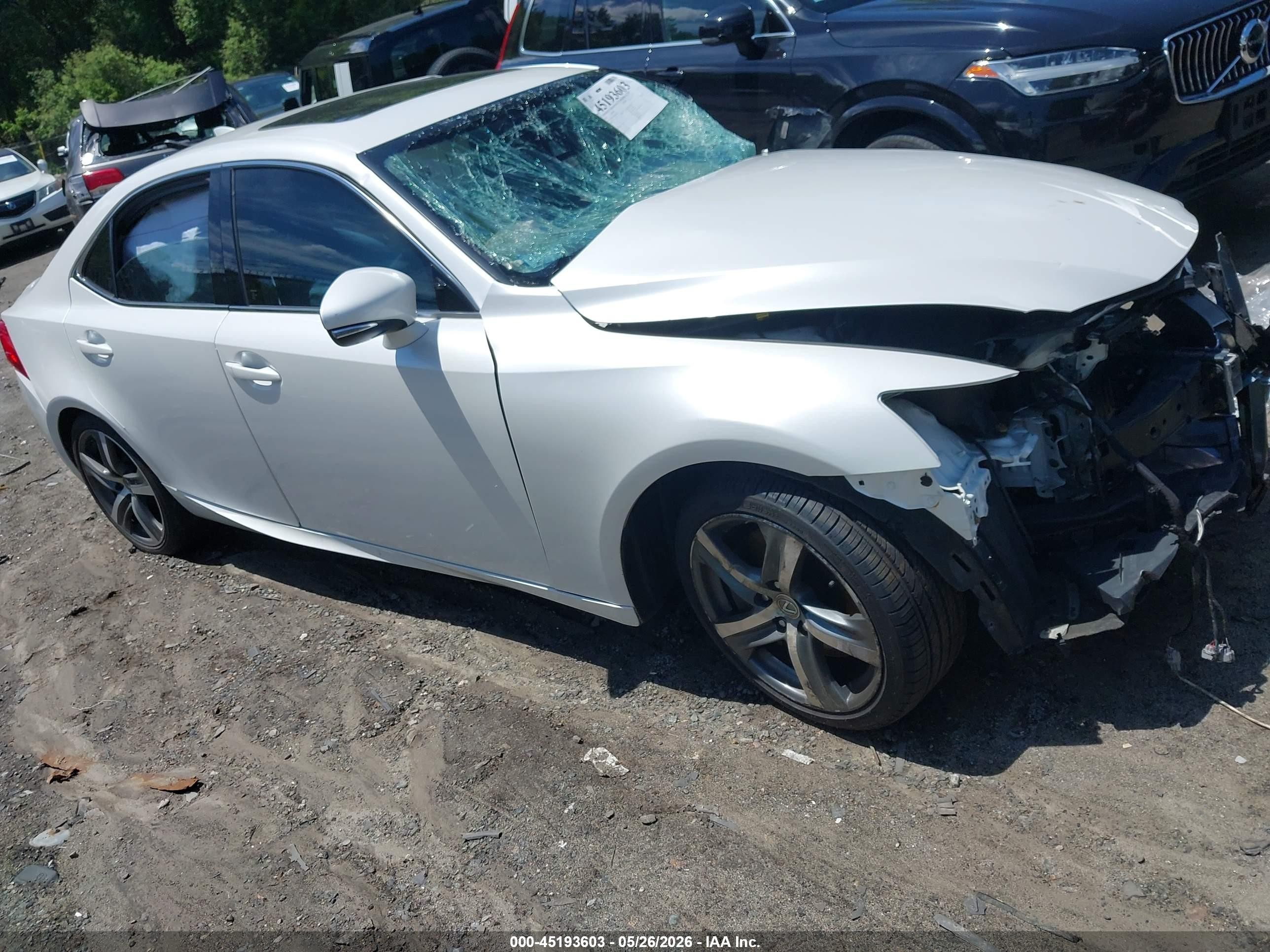 2017 Lexus IS 300, VIN JTHCM1D2XH5015637 — Перед