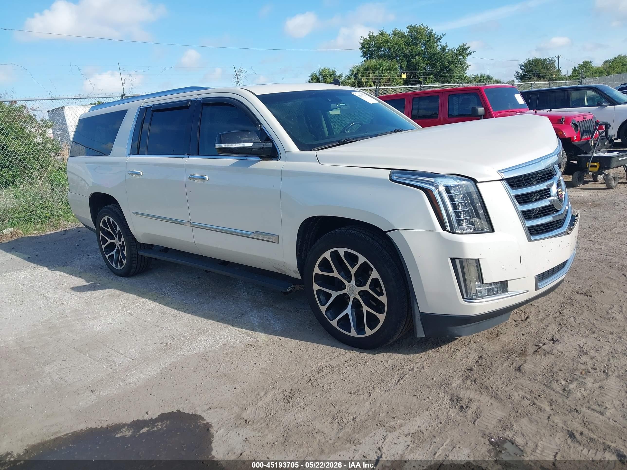 2015 Cadillac Escalade ESV Luxury, VIN 1GYS3HKJ2FR146970 — Front end
