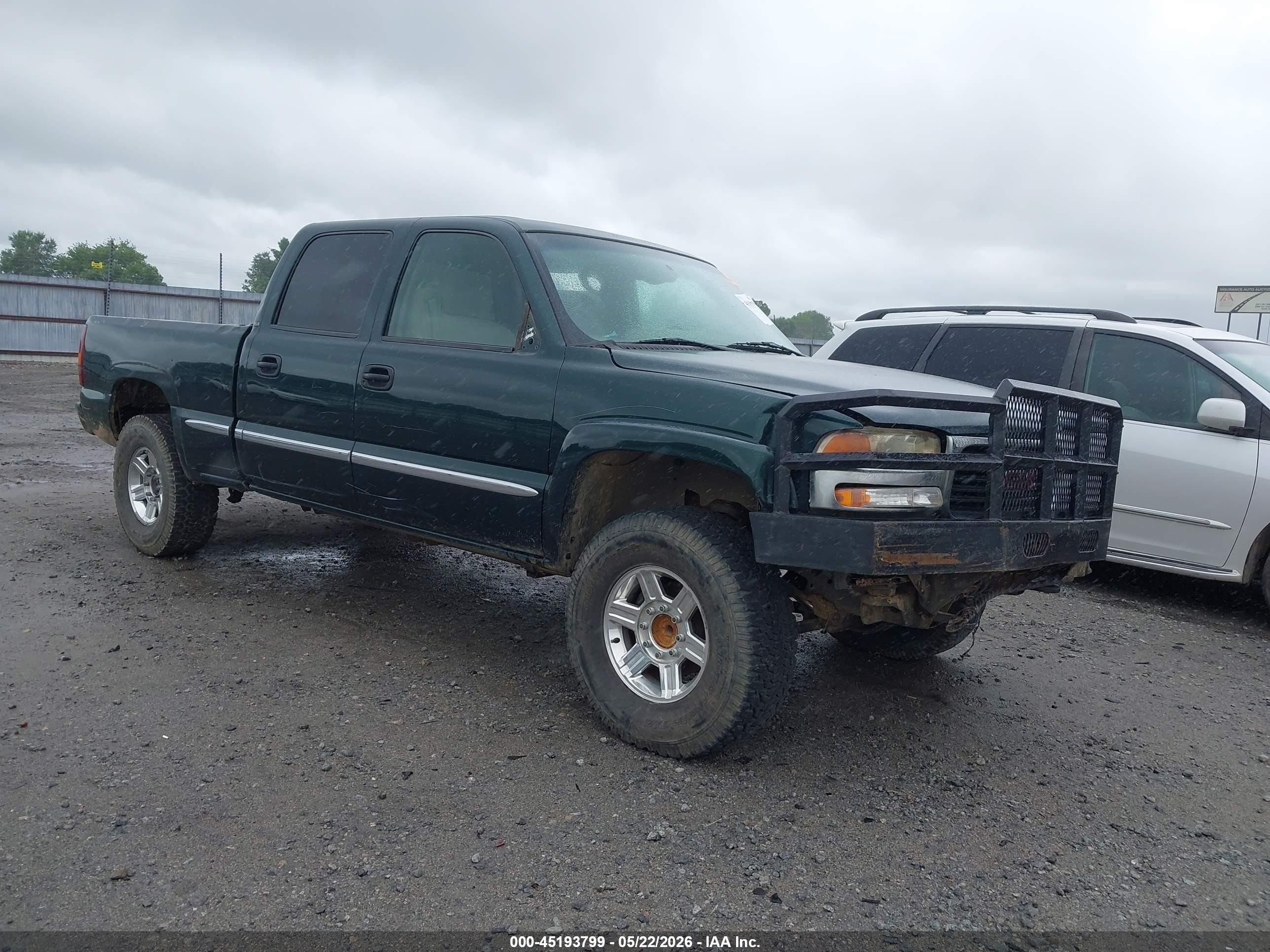 2002 GMC Sierra 1500HD SLE, VIN 1GTGC13U22F126113 — Front end