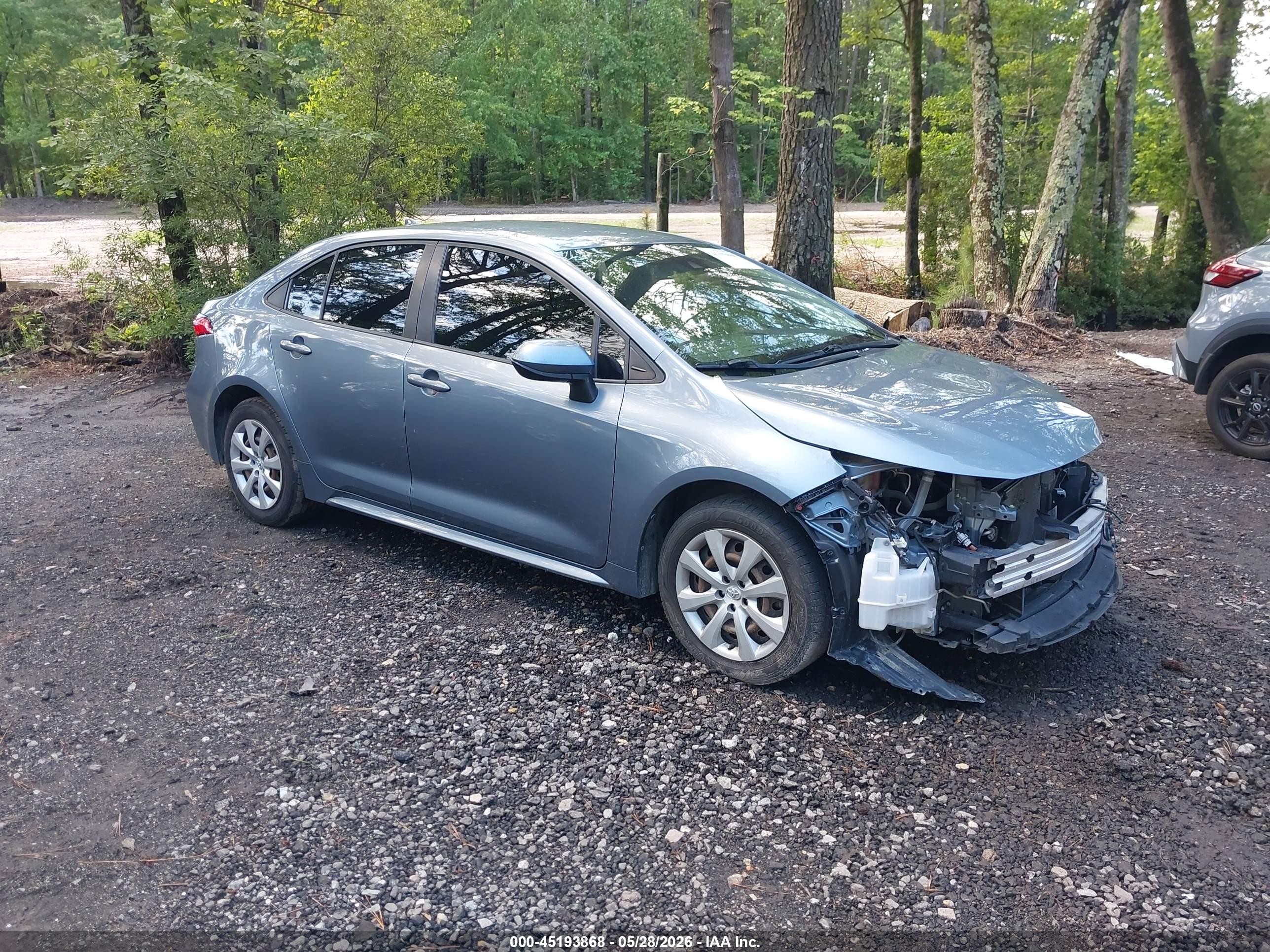 2020 Toyota Corolla LE, VIN JTDEPRAE0LJ043610 — Front end