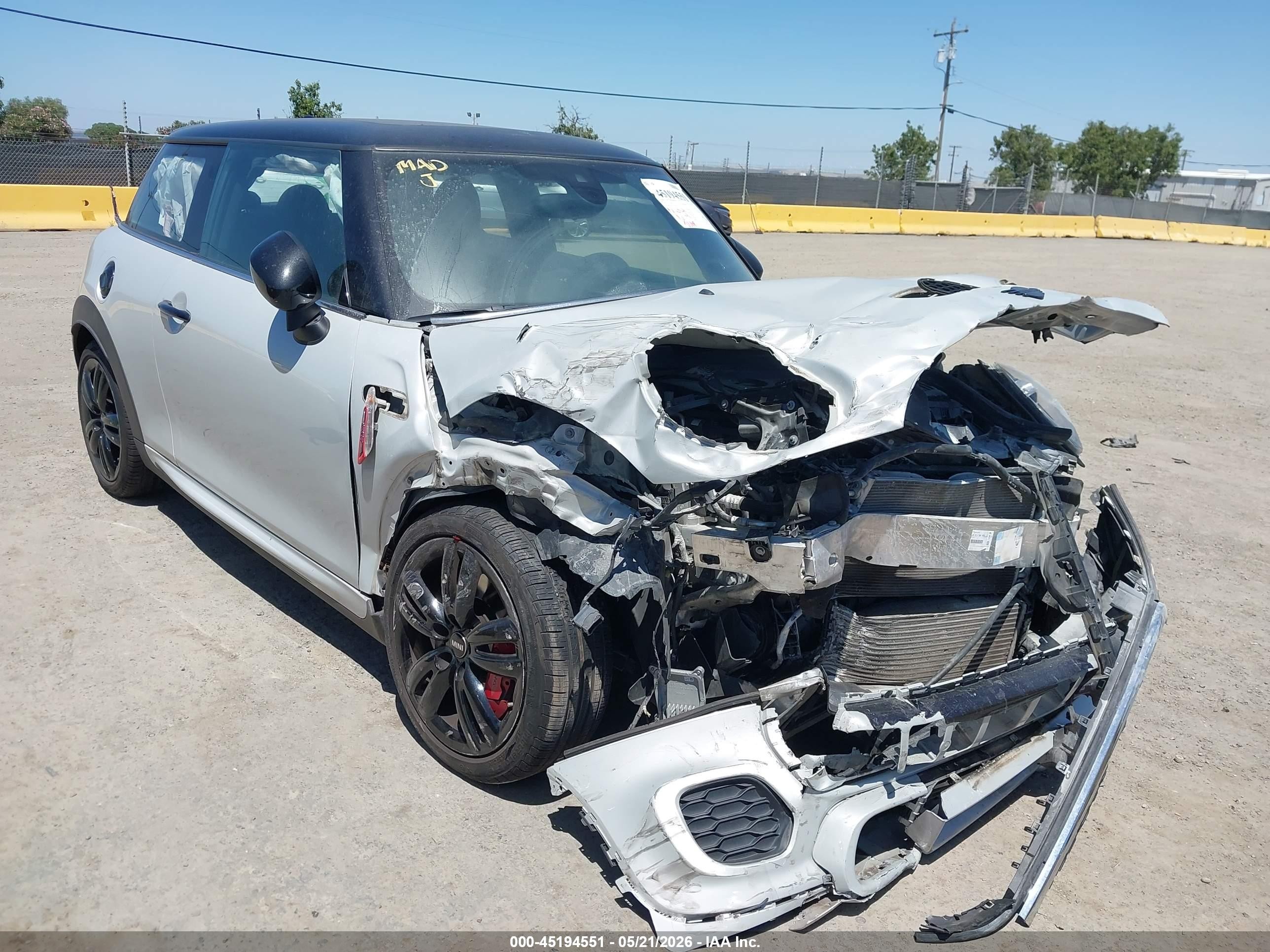 2020 MINI Hardtop John Cooper Works, VIN WMWXR9C05L2L47883 — Перед