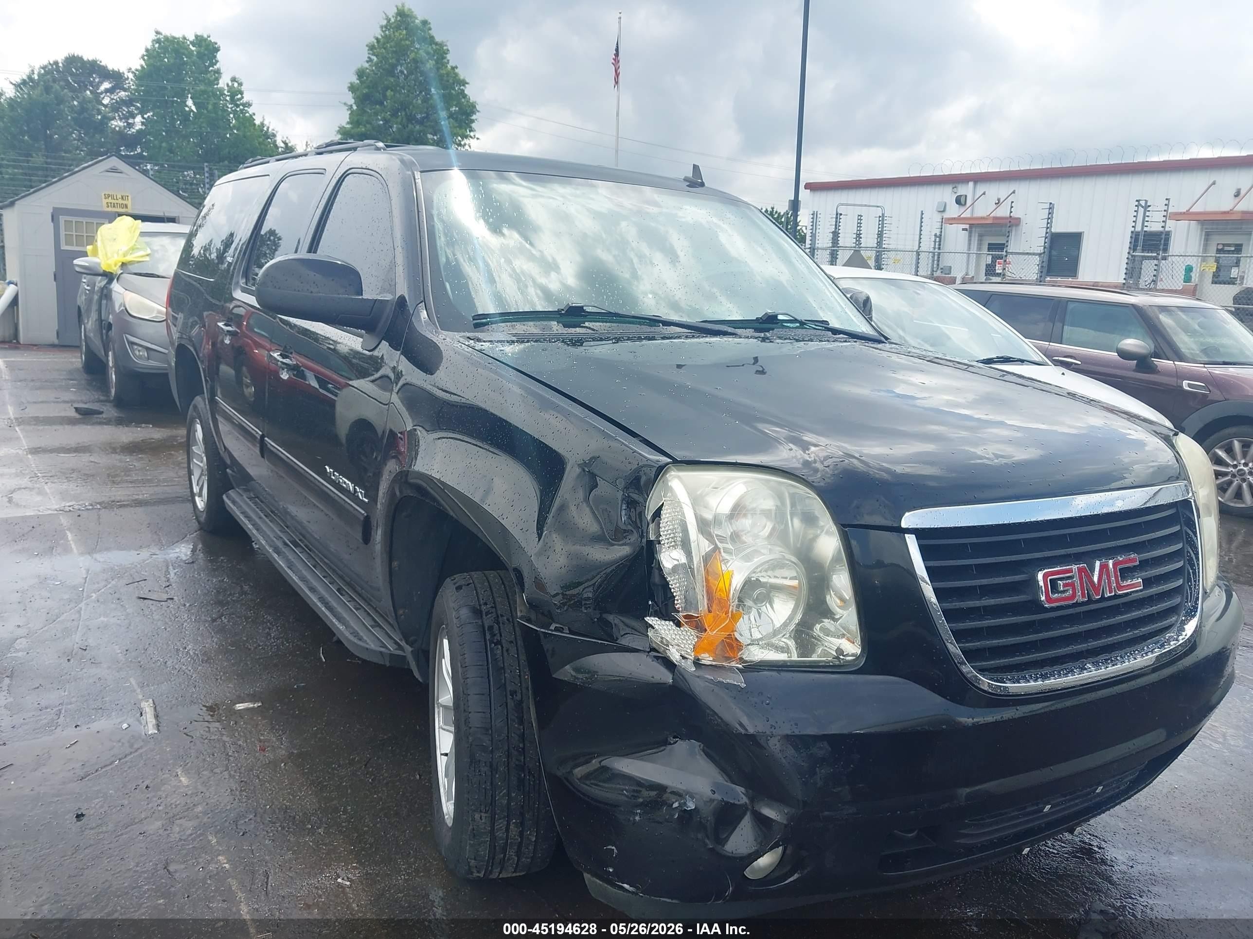 2011 GMC Yukon XL SLT, VIN 1GKS2KE33BR394758 — Front end