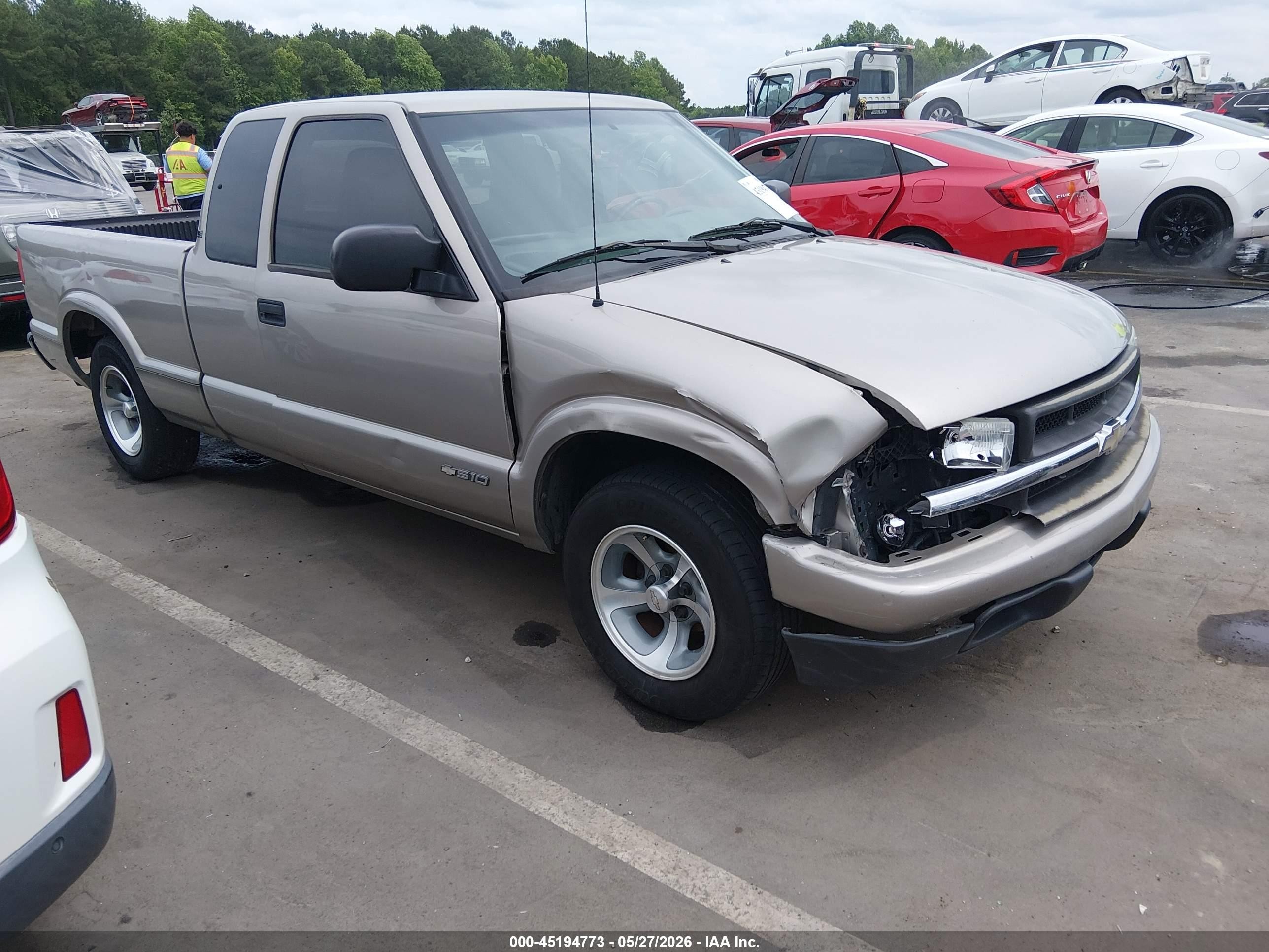 2002 Chevrolet S-10 LS, VIN 1GCCS195228257113 — Front end
