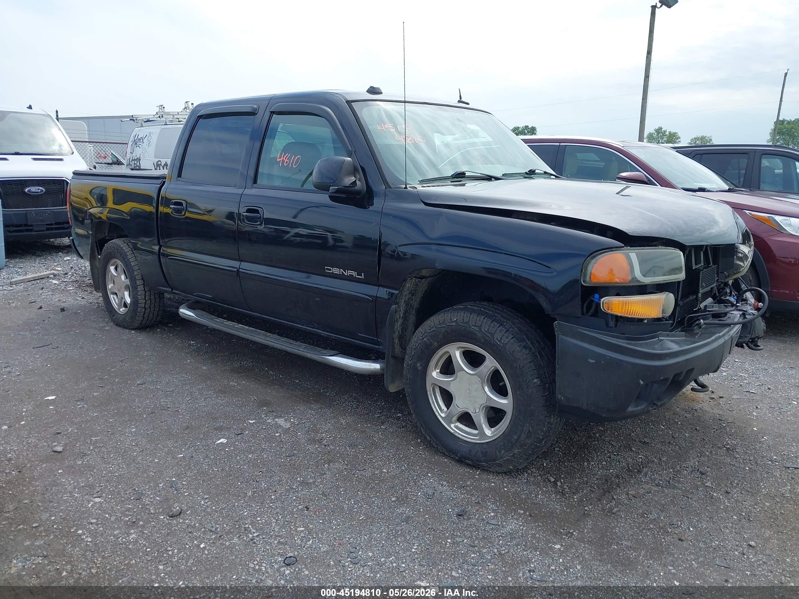 2005 GMC Sierra Denali, VIN 2GTEK63NX51226729 — Front end