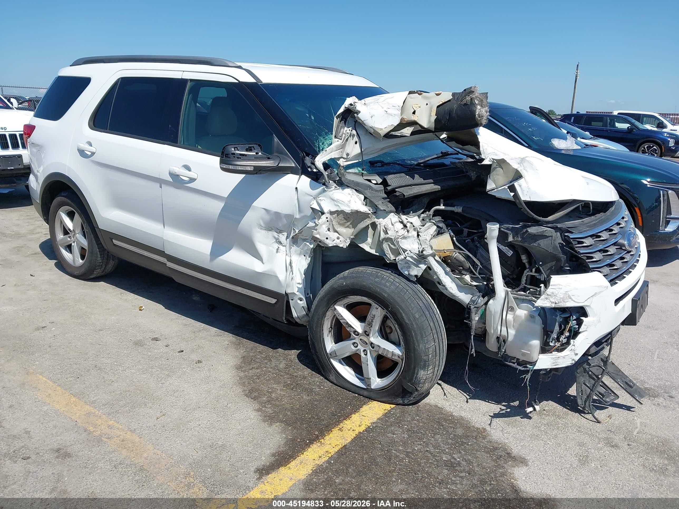 2017 Ford Explorer XLT, VIN 1FM5K7D8XHGA11031 — Side
