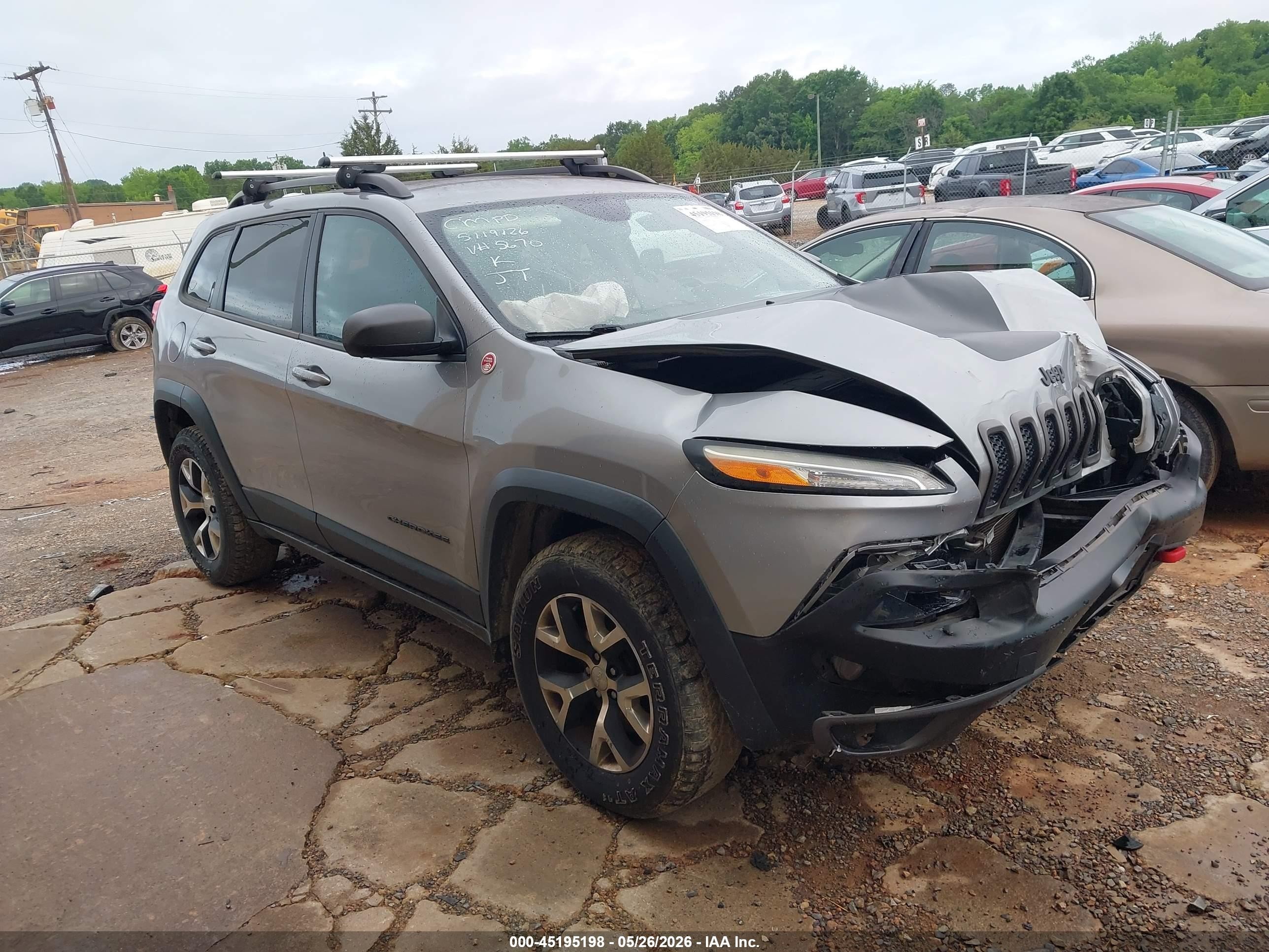 2016 Jeep Cherokee Trailhawk, VIN 1C4PJMBS3GW332670 — Front end