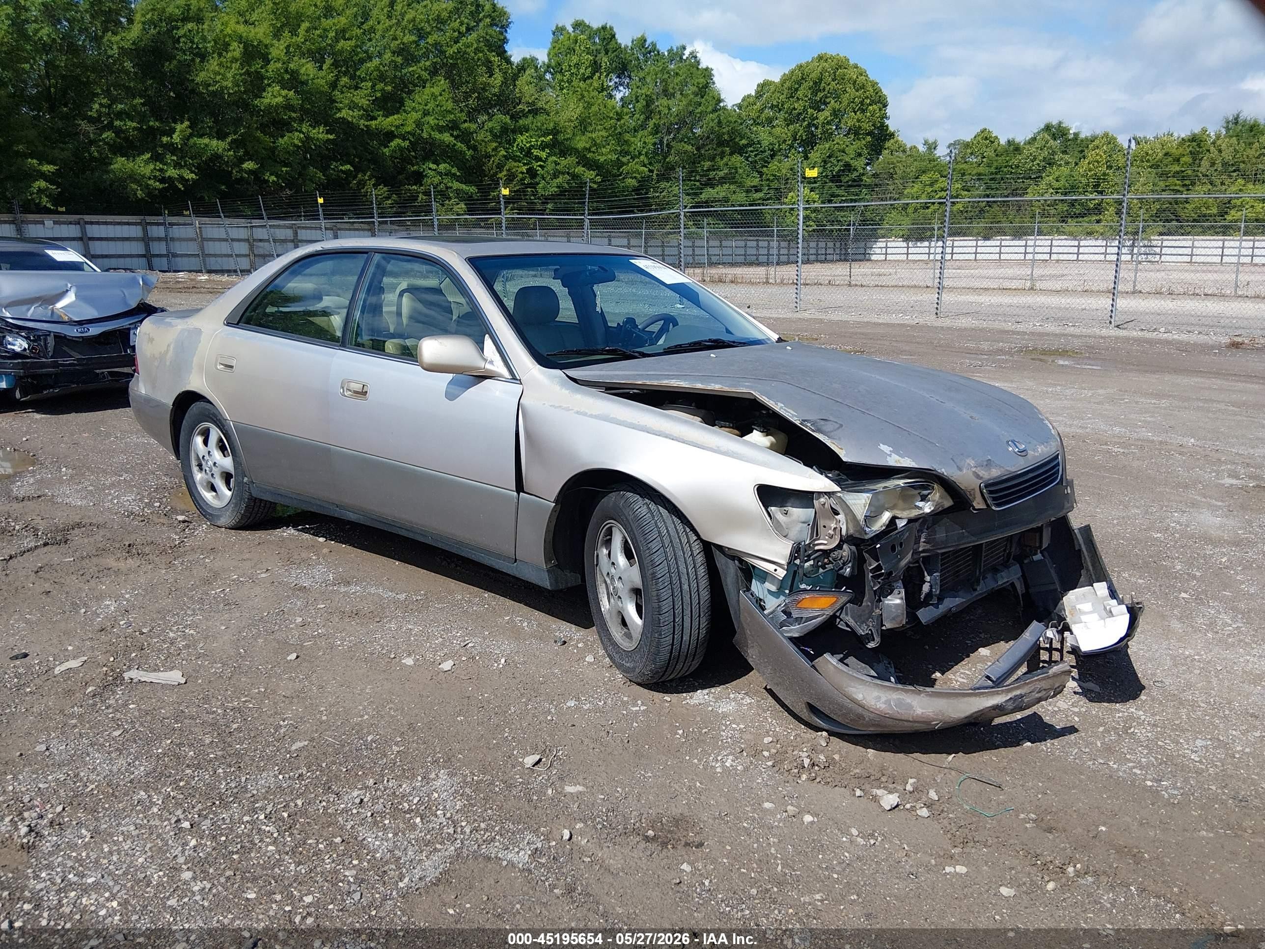 1997 Lexus ES 300, VIN JT8BF22G5V0021056 — Перед