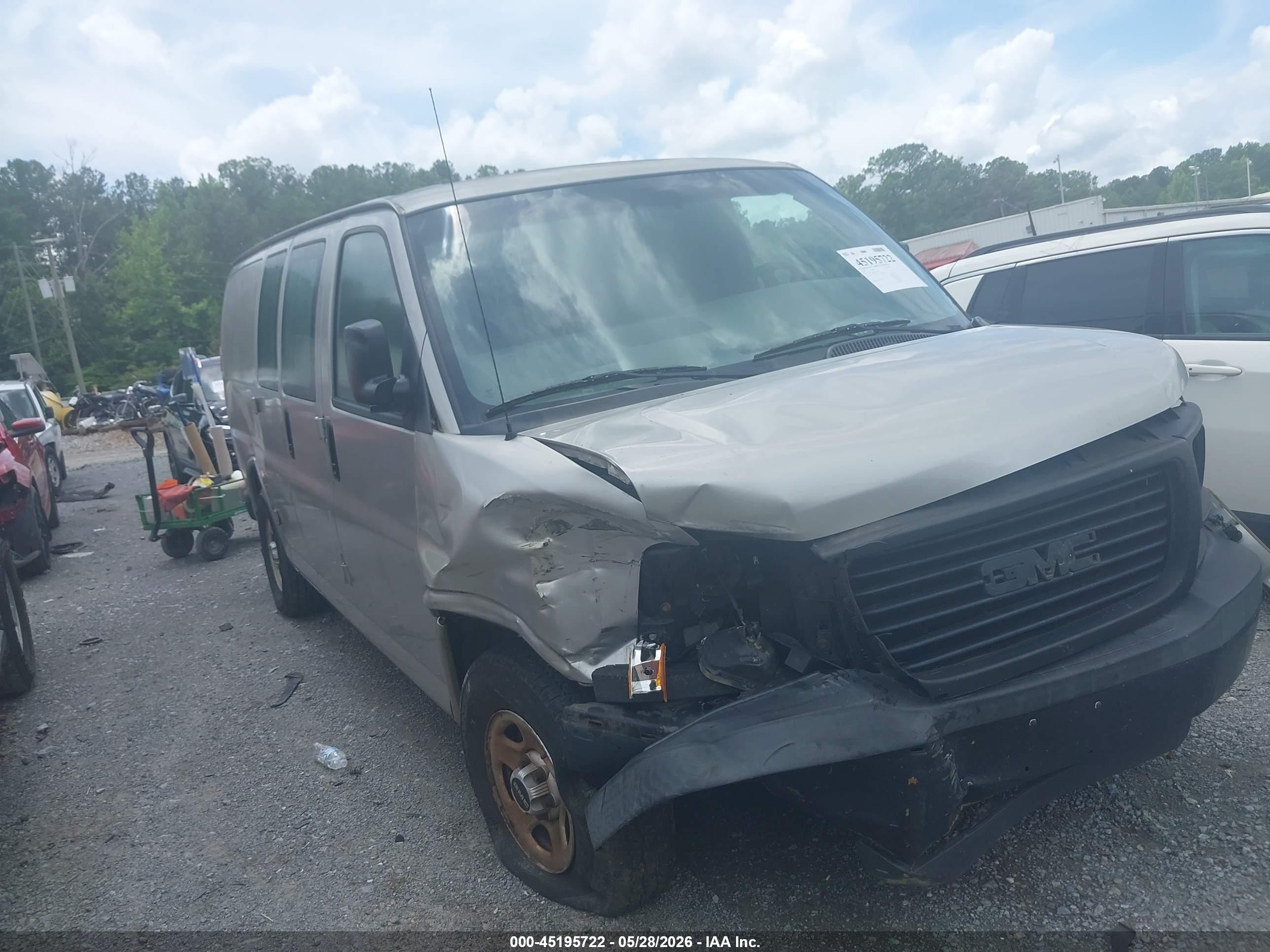 2007 GMC Savana Cargo, VIN 1GTFG15X871144529 — Front end