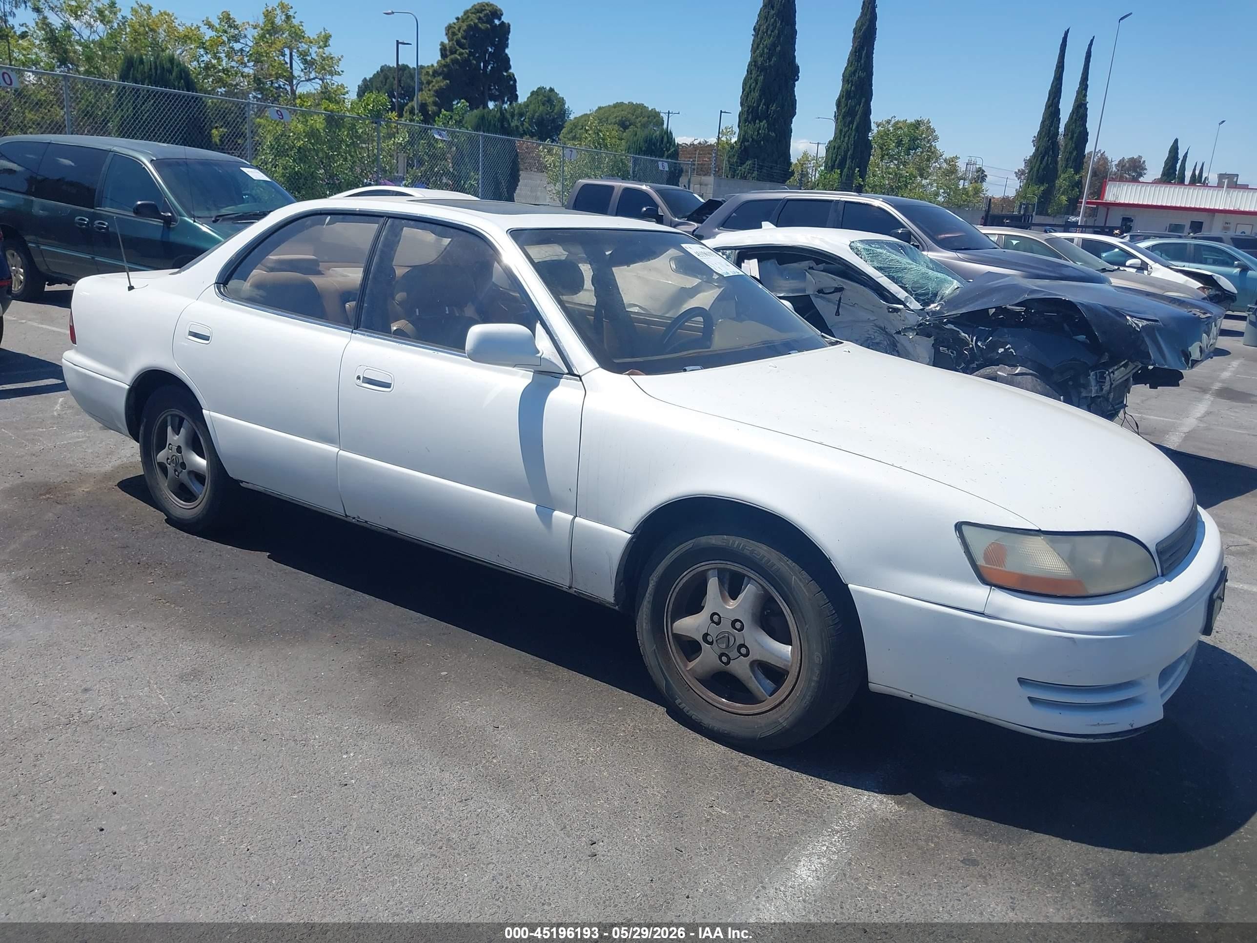 1995 Lexus ES 300, VIN JT8GK13T9S0111605 — Side