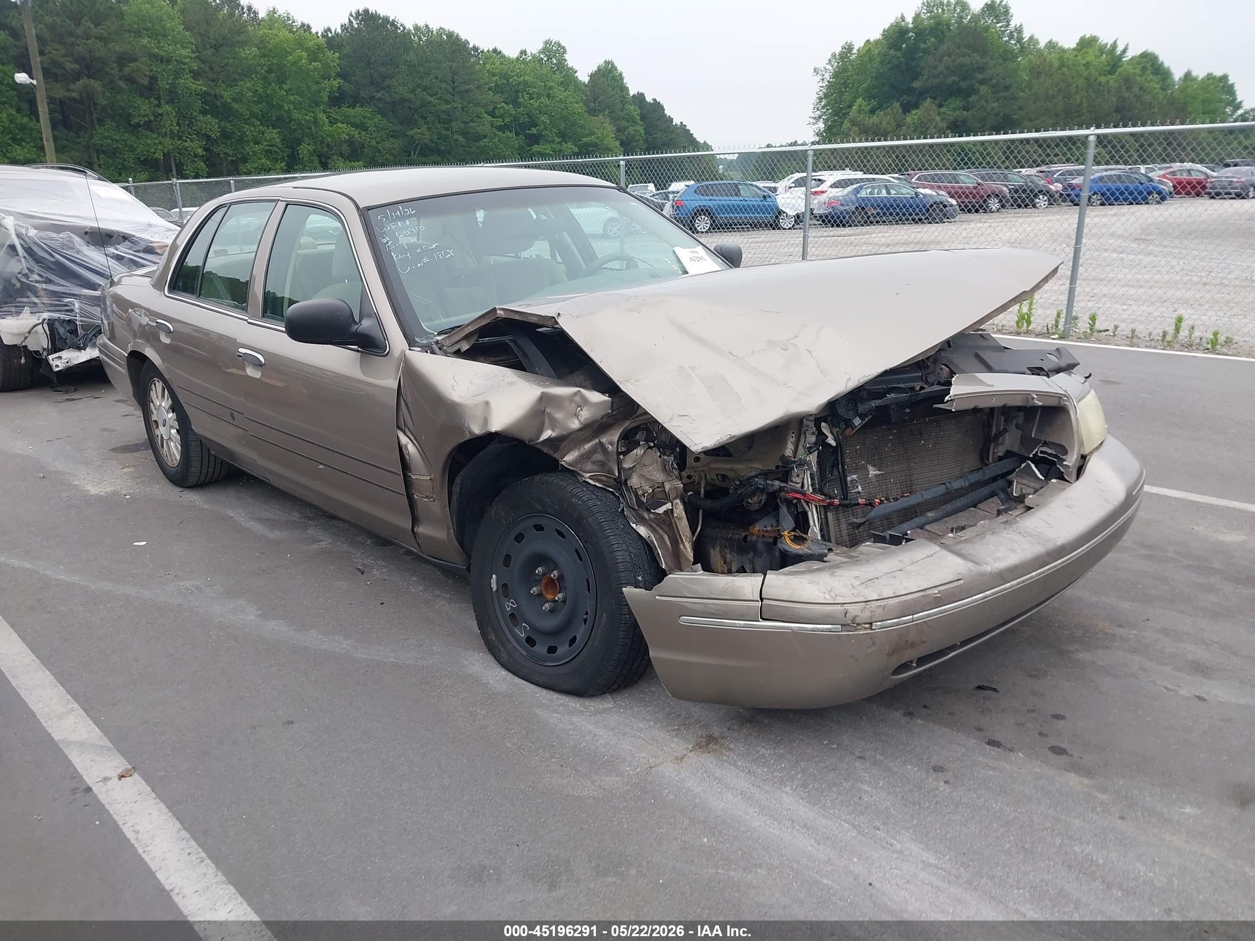 2005 Ford Crown Victoria LX, VIN 2FAFP74W55X101868 — Front end