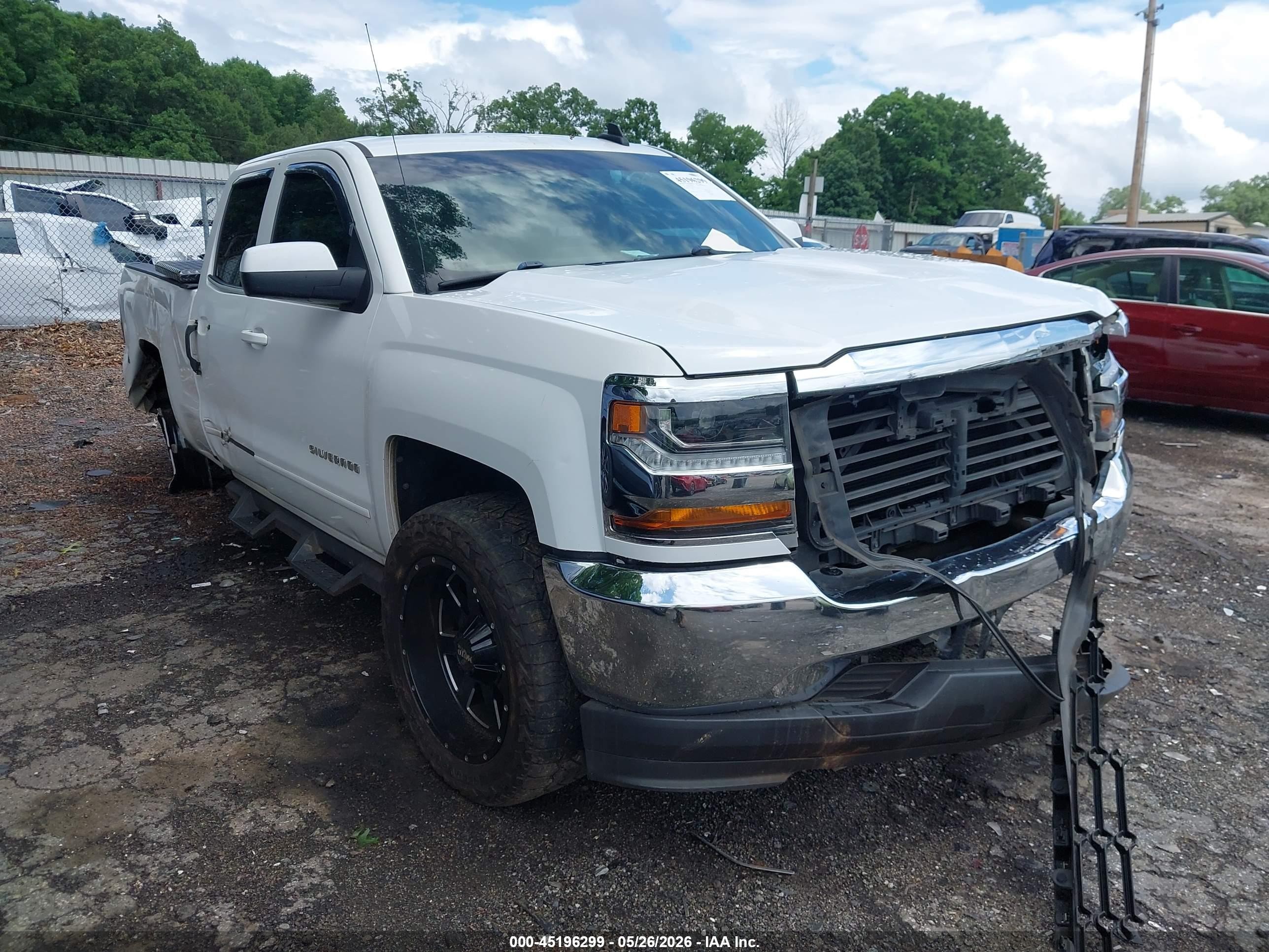 2018 Chevrolet Silverado 1500 LT, VIN 1GCRCREC5JZ314570 — Side