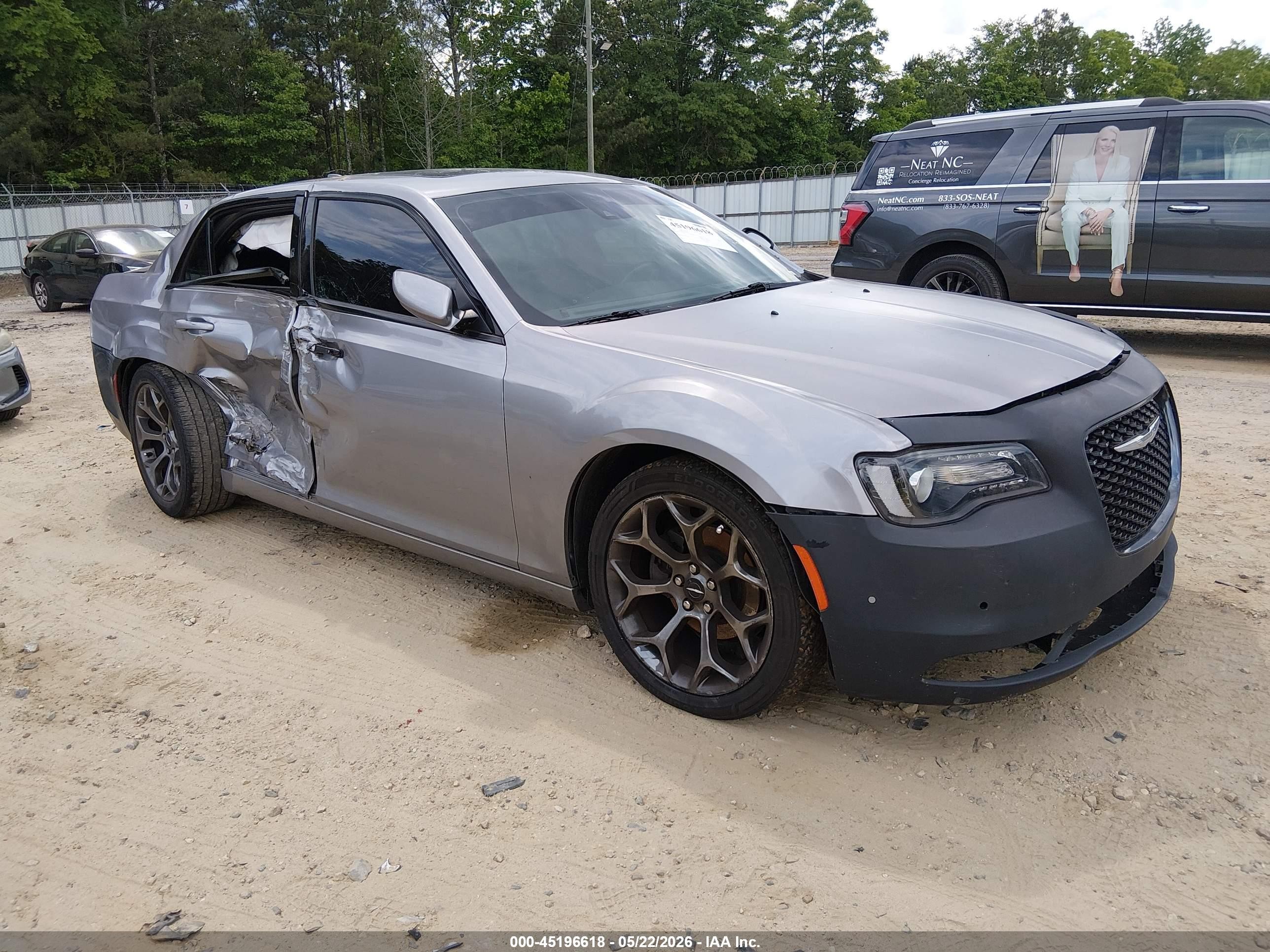 2018 Chrysler 300 S, VIN 2C3CCABGXJH261836 — Бок
