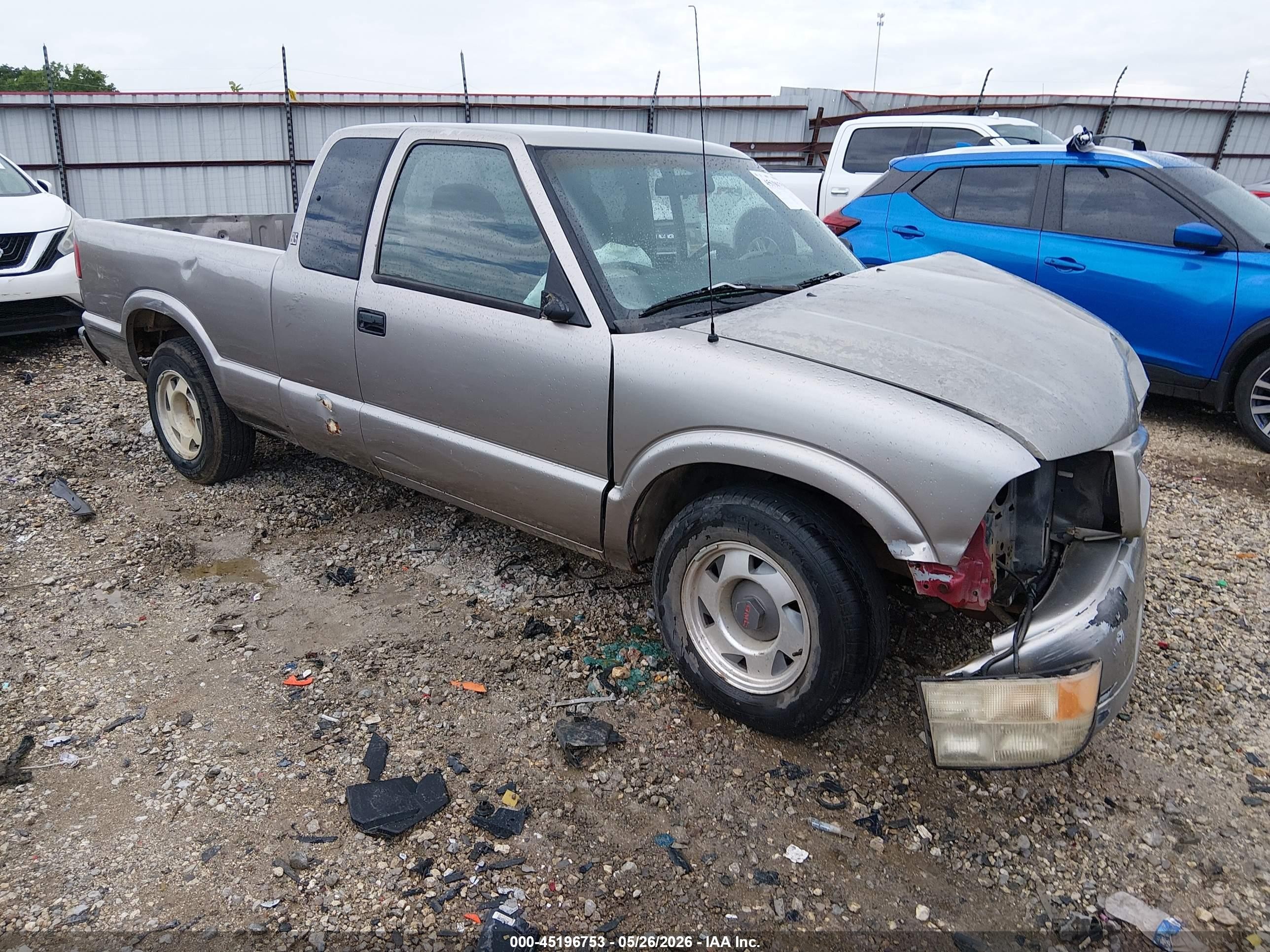 1998 GMC Sonoma SLS, VIN 1GTCS19XXW8518561 — Front end