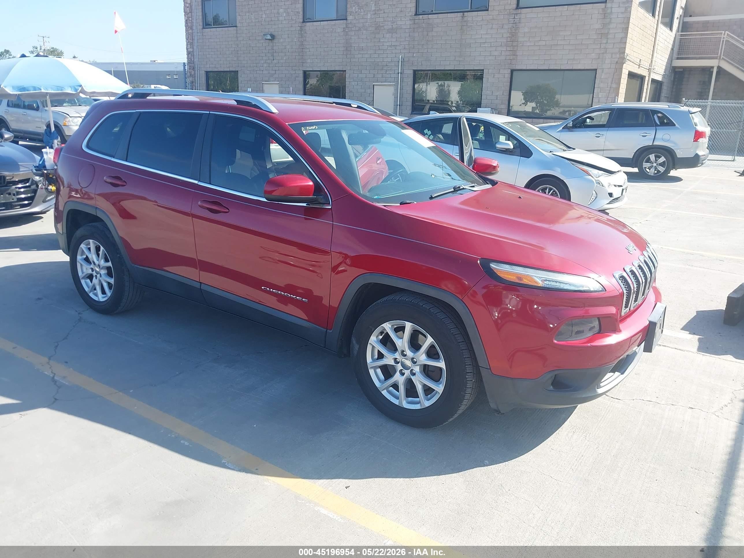 2015 Jeep Cherokee Latitude, VIN 1C4PJLCB1FW690566 — Бок