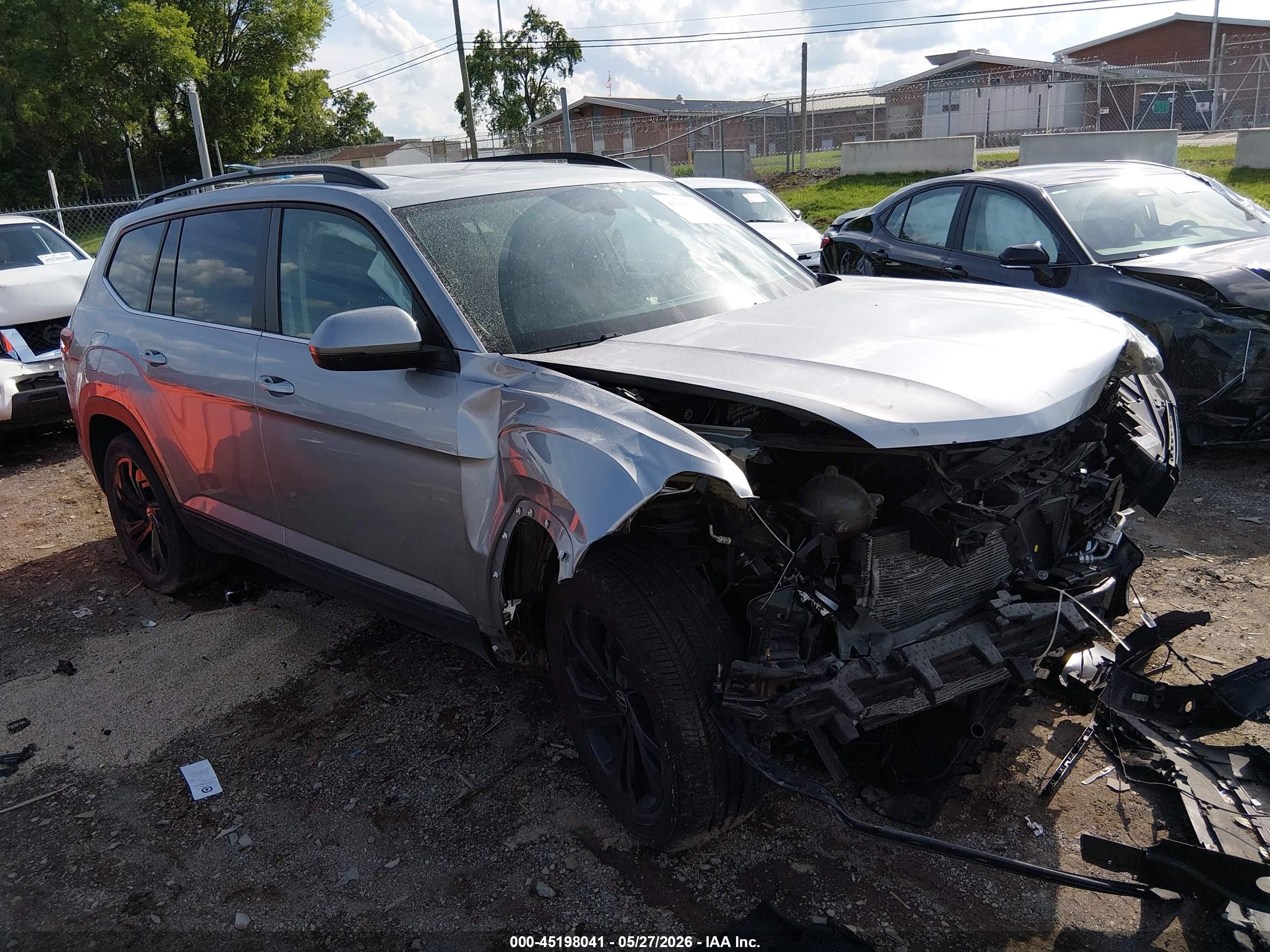 2022 Volkswagen Atlas SE, VIN 1V2KR2CA3NC510121 — Front end