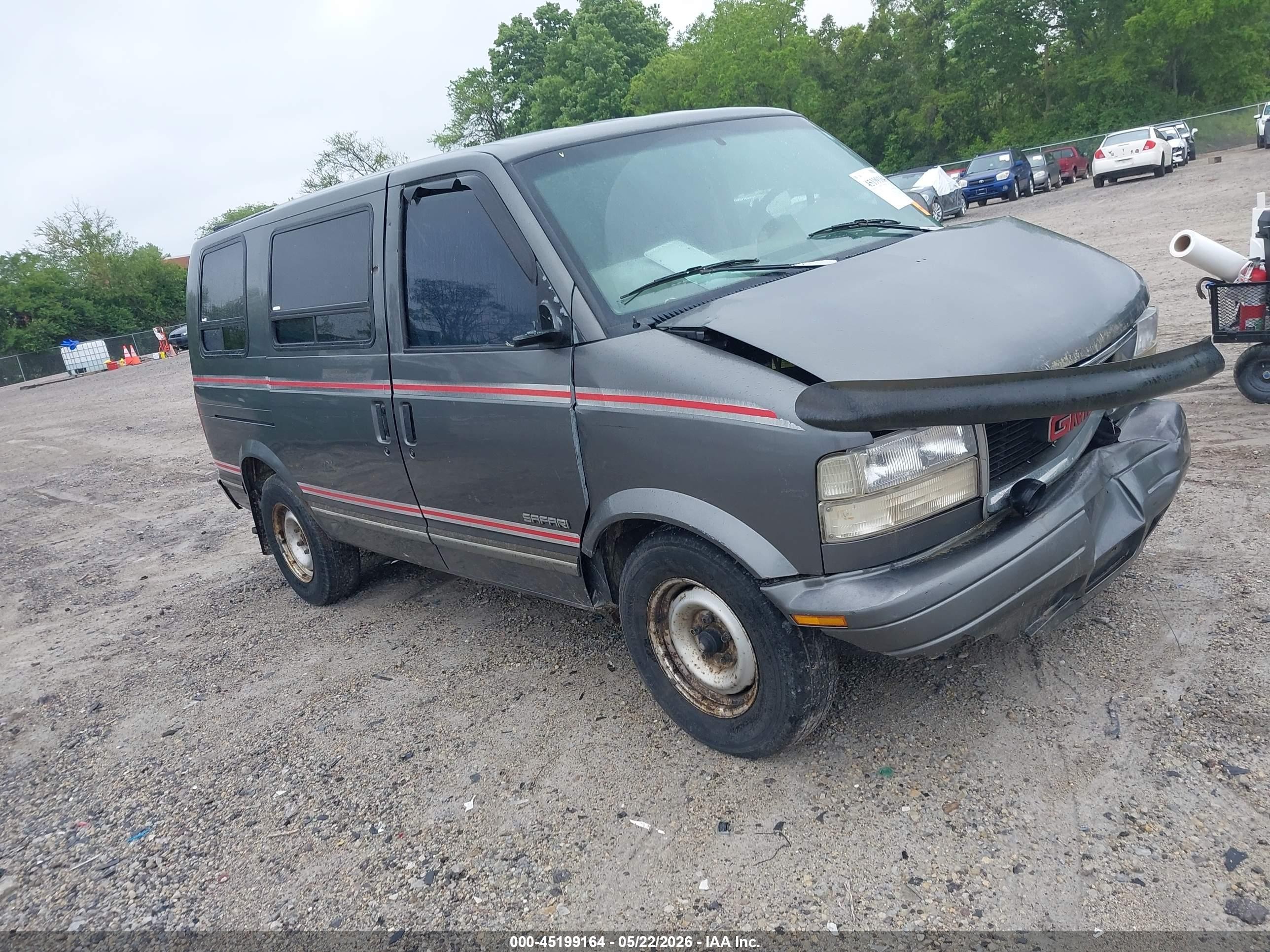 2000 GMC Safari Cargo, VIN 1GTDM19W8YB528131 — Front end