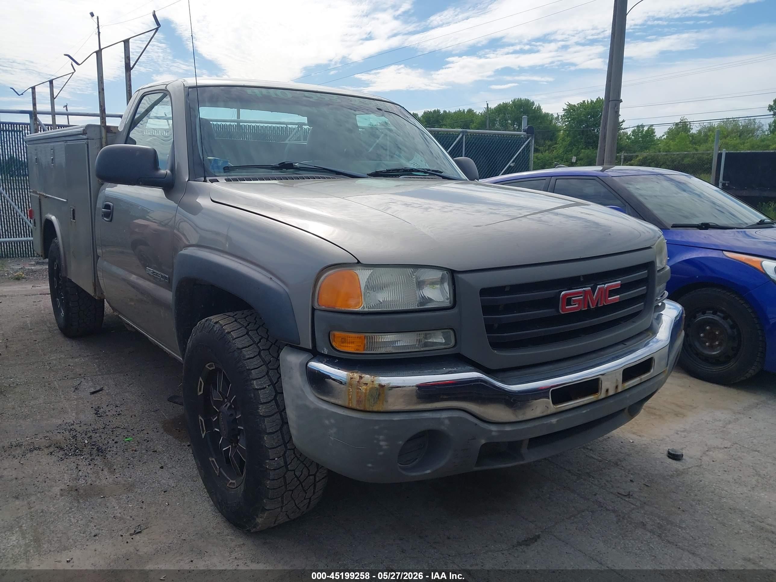 2003 GMC Sierra 2500 SL, VIN 1GTGC24U23Z267929 — Front end