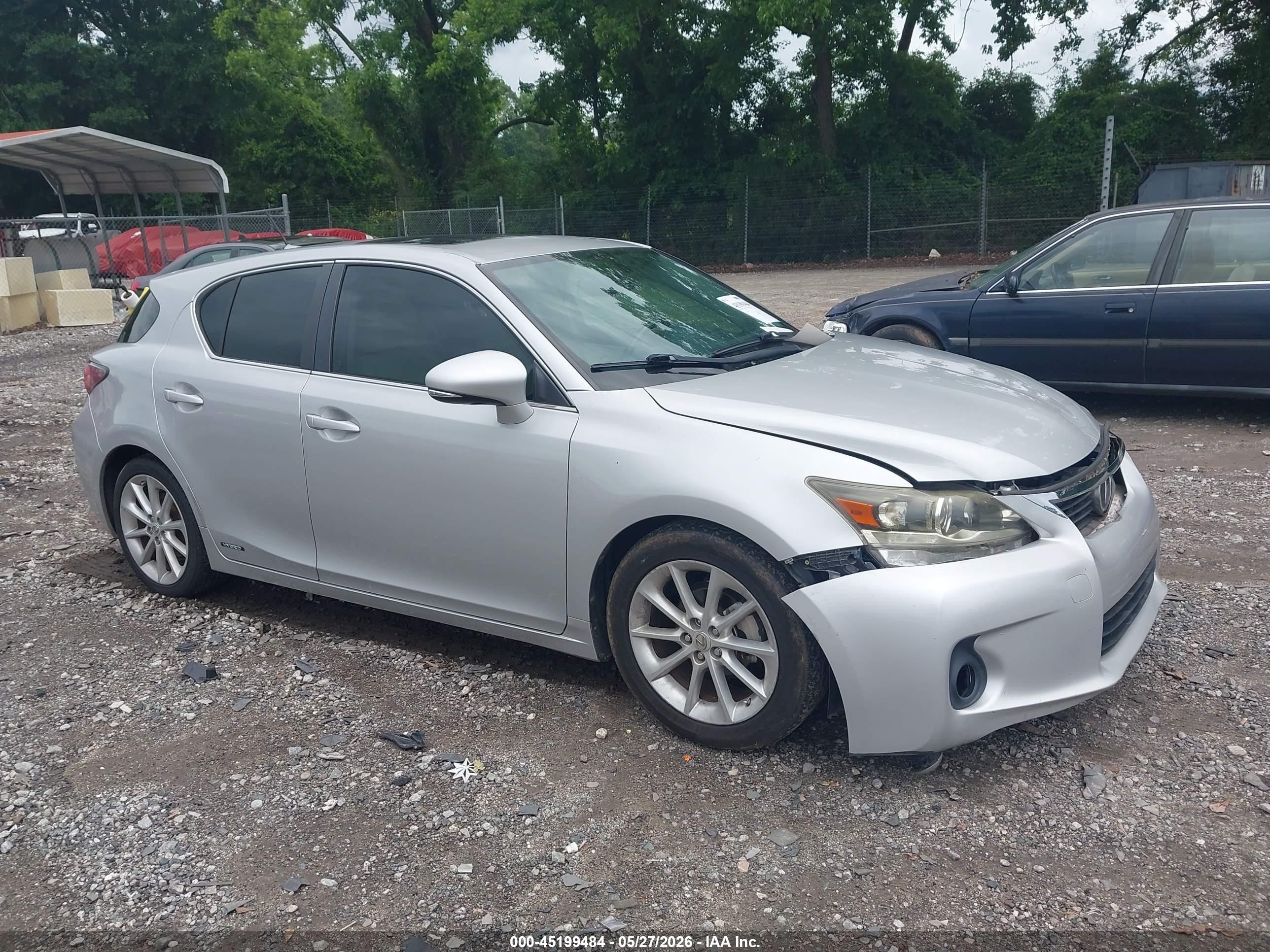 2011 Lexus CT 200h Premium, VIN JTHKD5BH9B2015132 — Перед