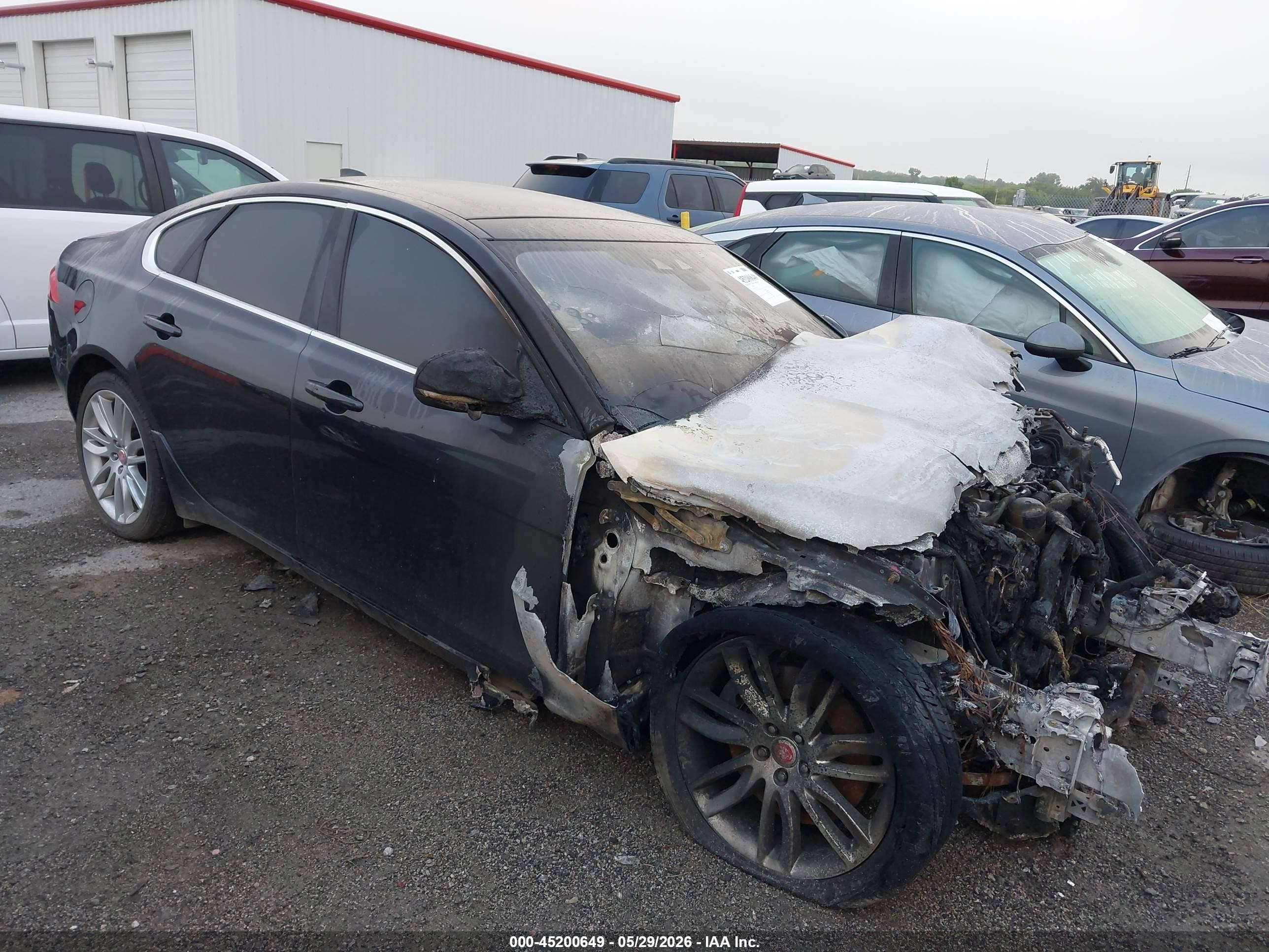 2016 Jaguar XF 35t Prestige, VIN SAJBK4BV6GCY12853 — Пожар в моторном отсеке