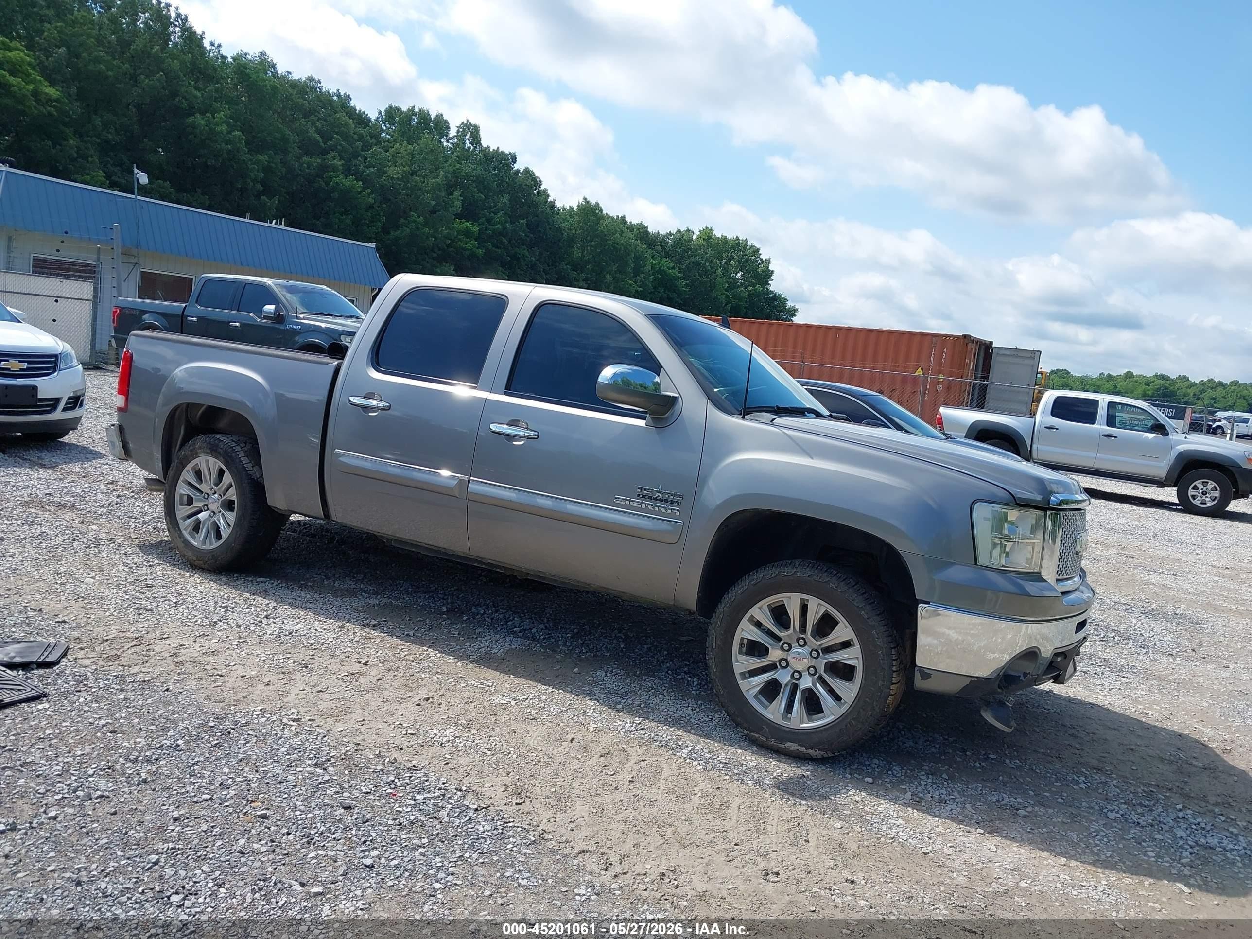 2013 GMC Sierra 1500 SLE, VIN 3GTP1VE03DG302353 — Side