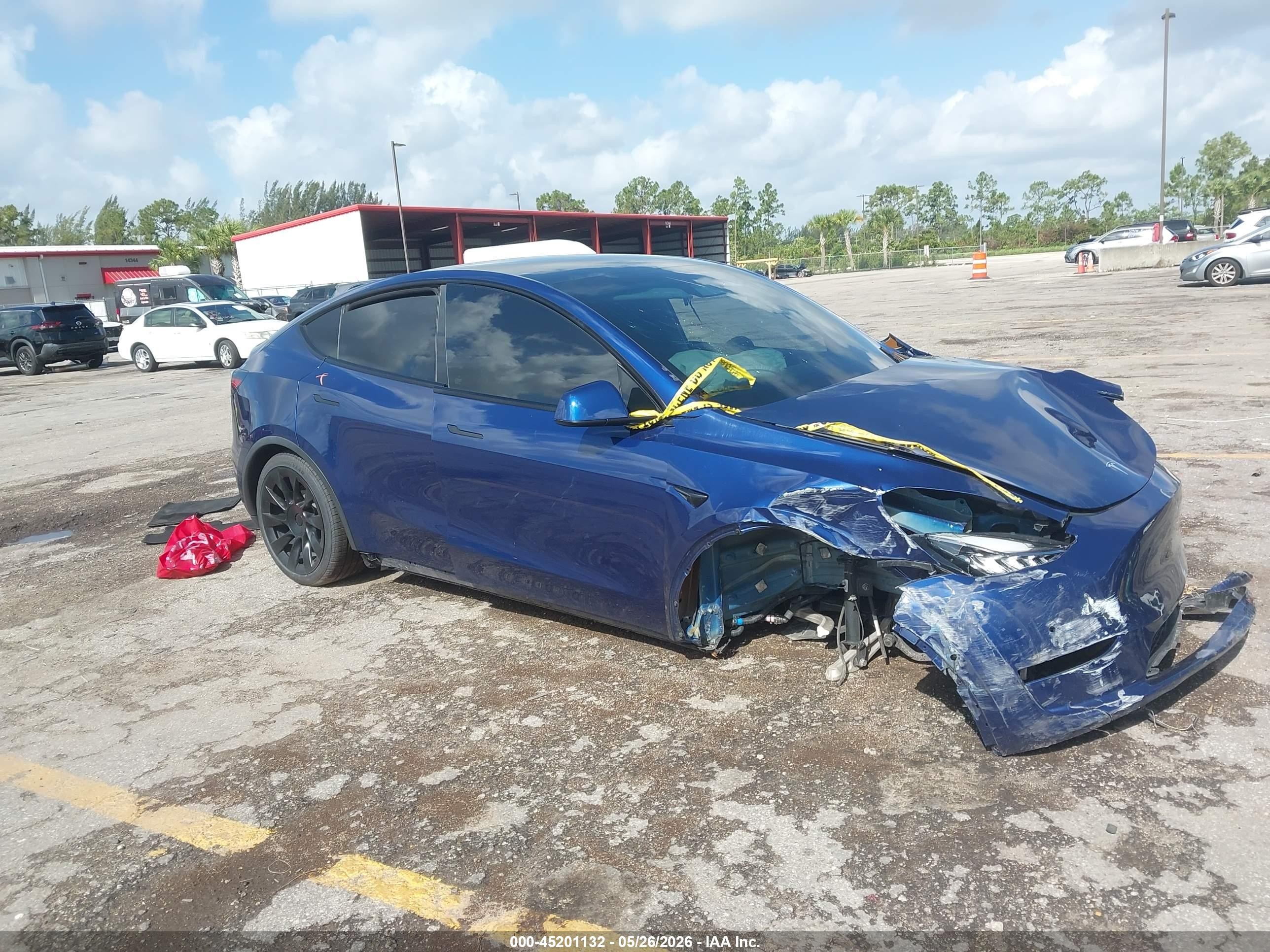 2021 Tesla Model Y Standard Range, VIN 5YJYGDED8MF118242 — Side