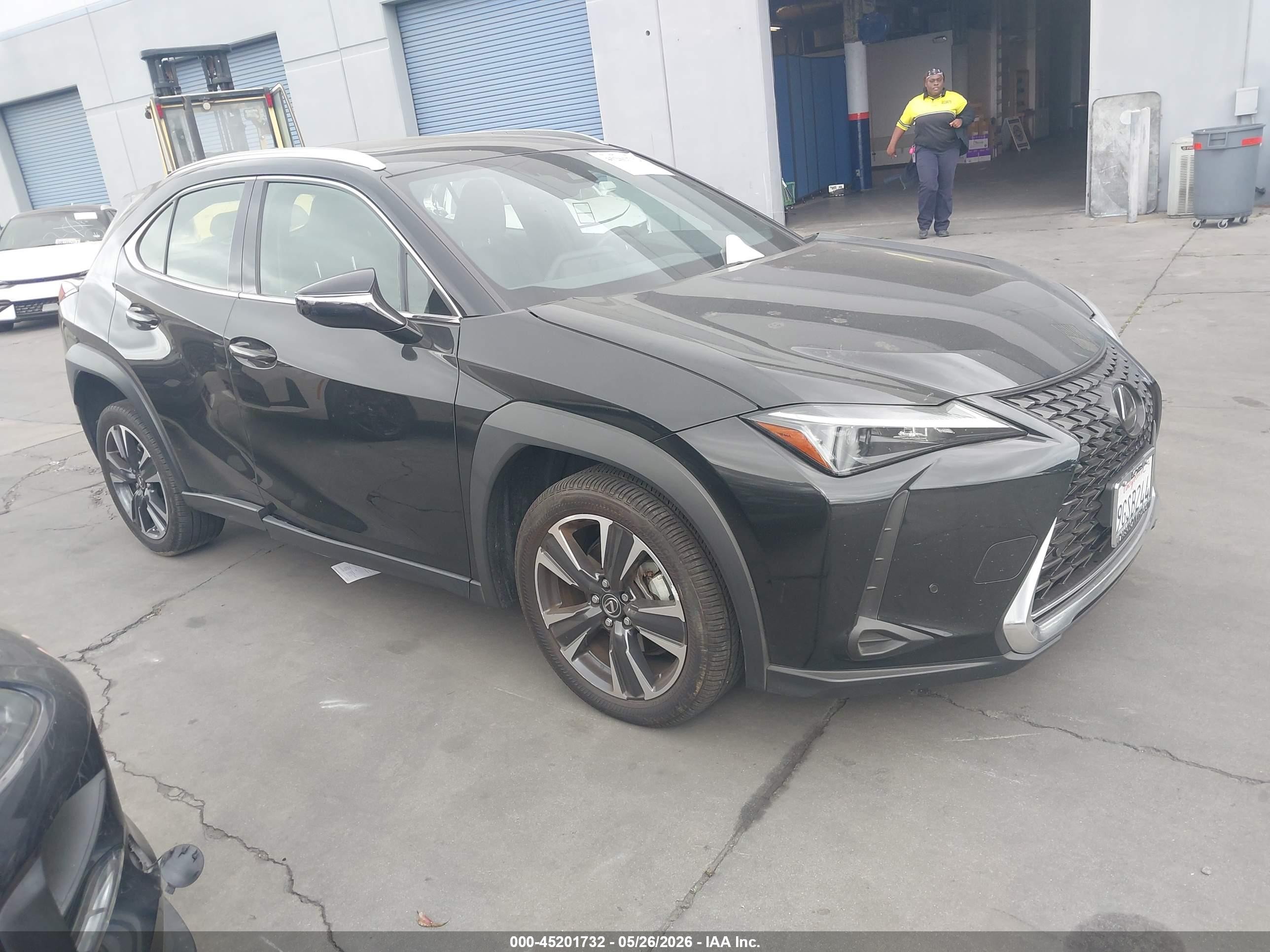 2024 Lexus UX 250h, VIN JTHX6JBHXR2165592 — Бок