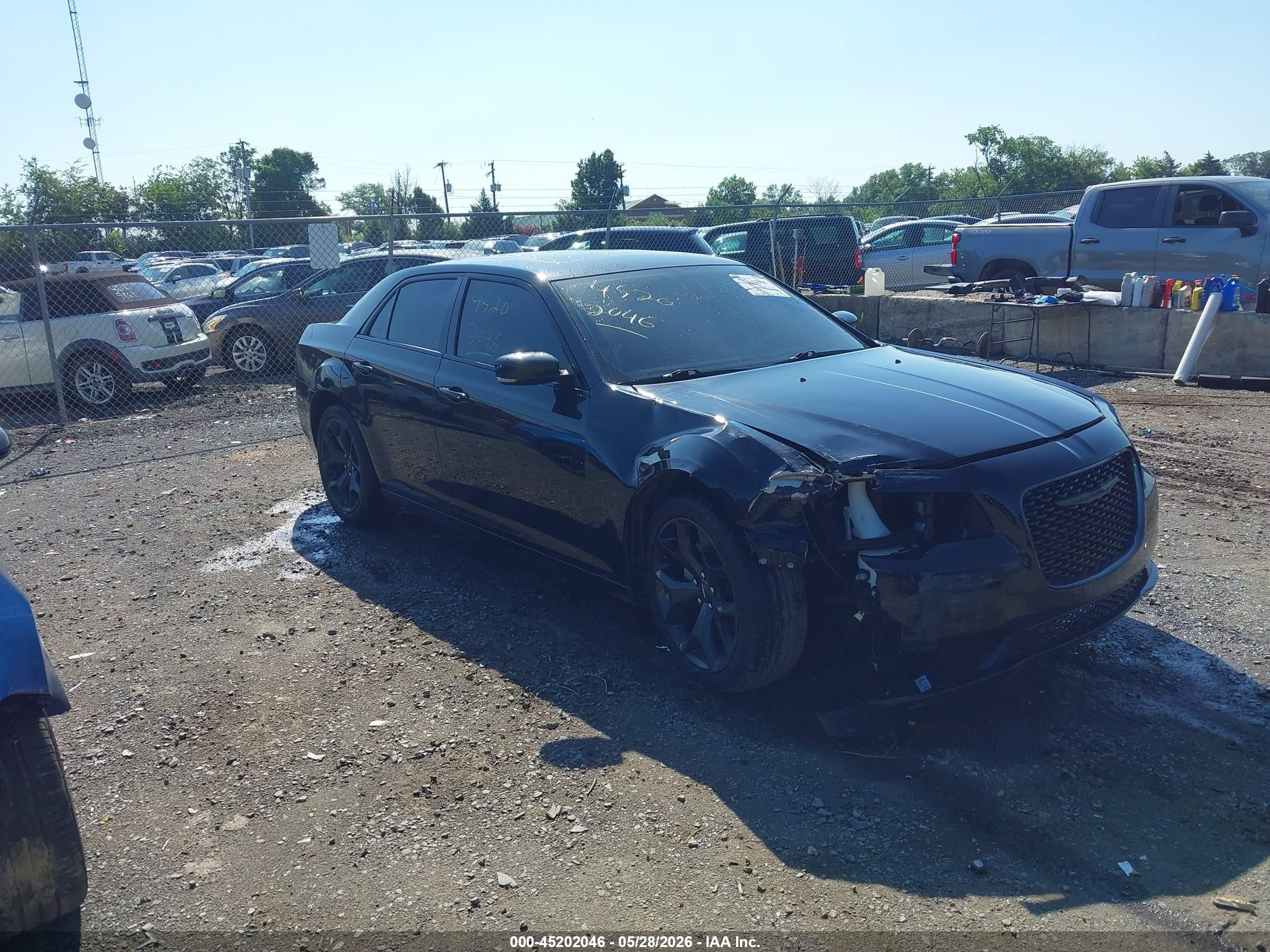 2022 Chrysler 300 S, VIN 2C3CCABG9NH154301 — Перед