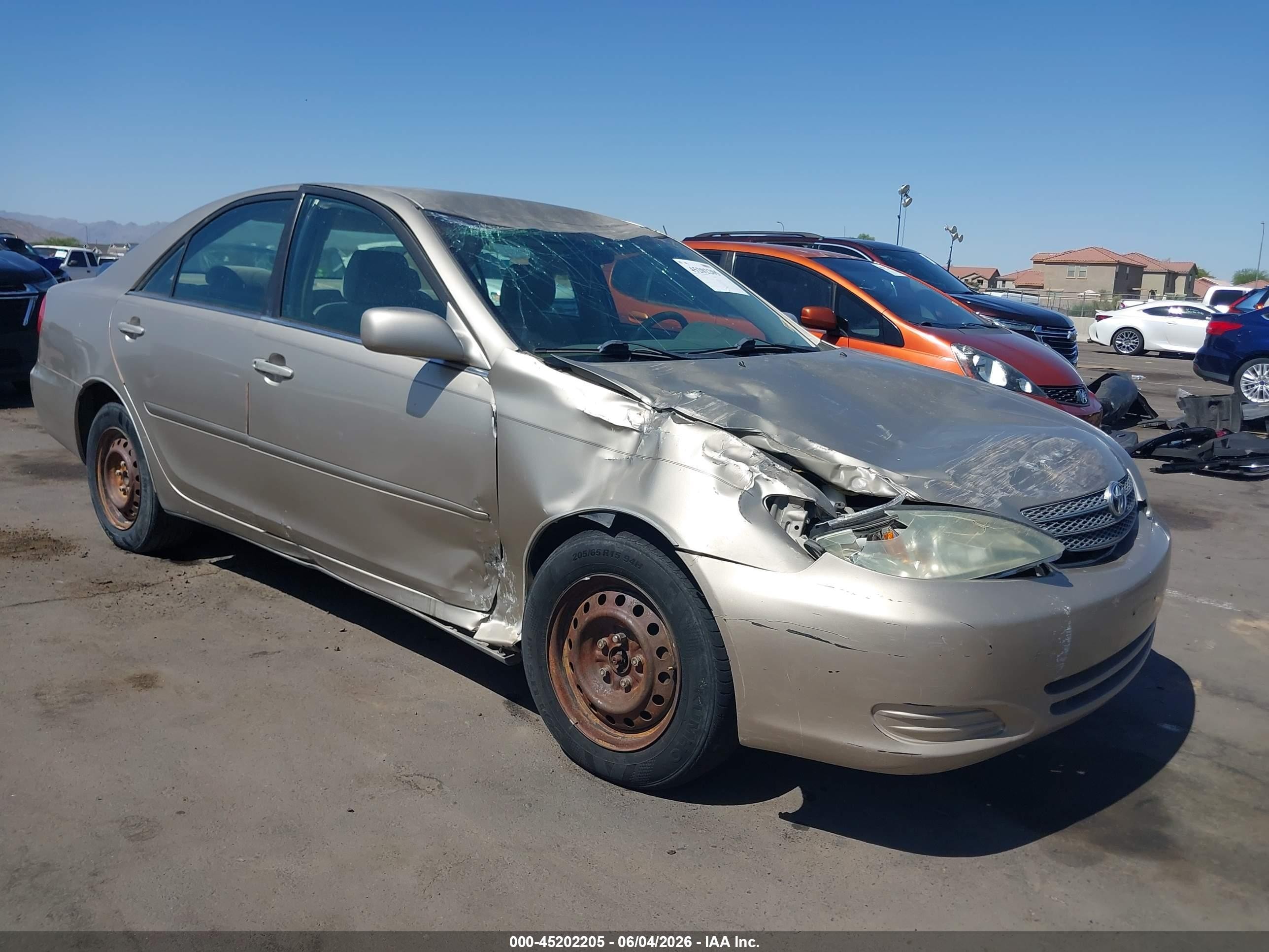 2004 Toyota Camry LE, VIN JTDBE32K940276967 — Front end
